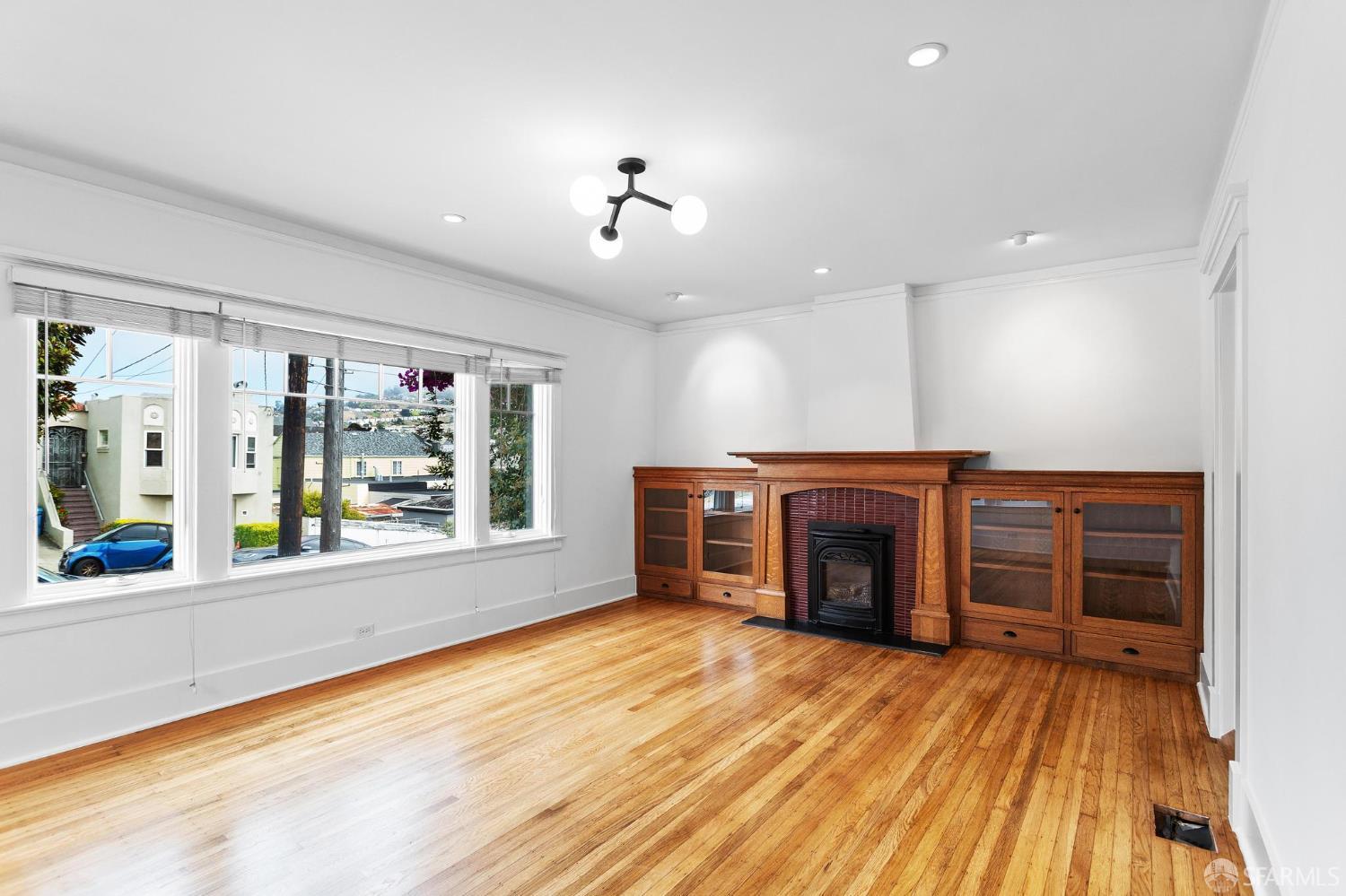 Detail Gallery Image 2 of 28 For 760 Paris St, San Francisco,  CA 94112 - 3 Beds | 2 Baths