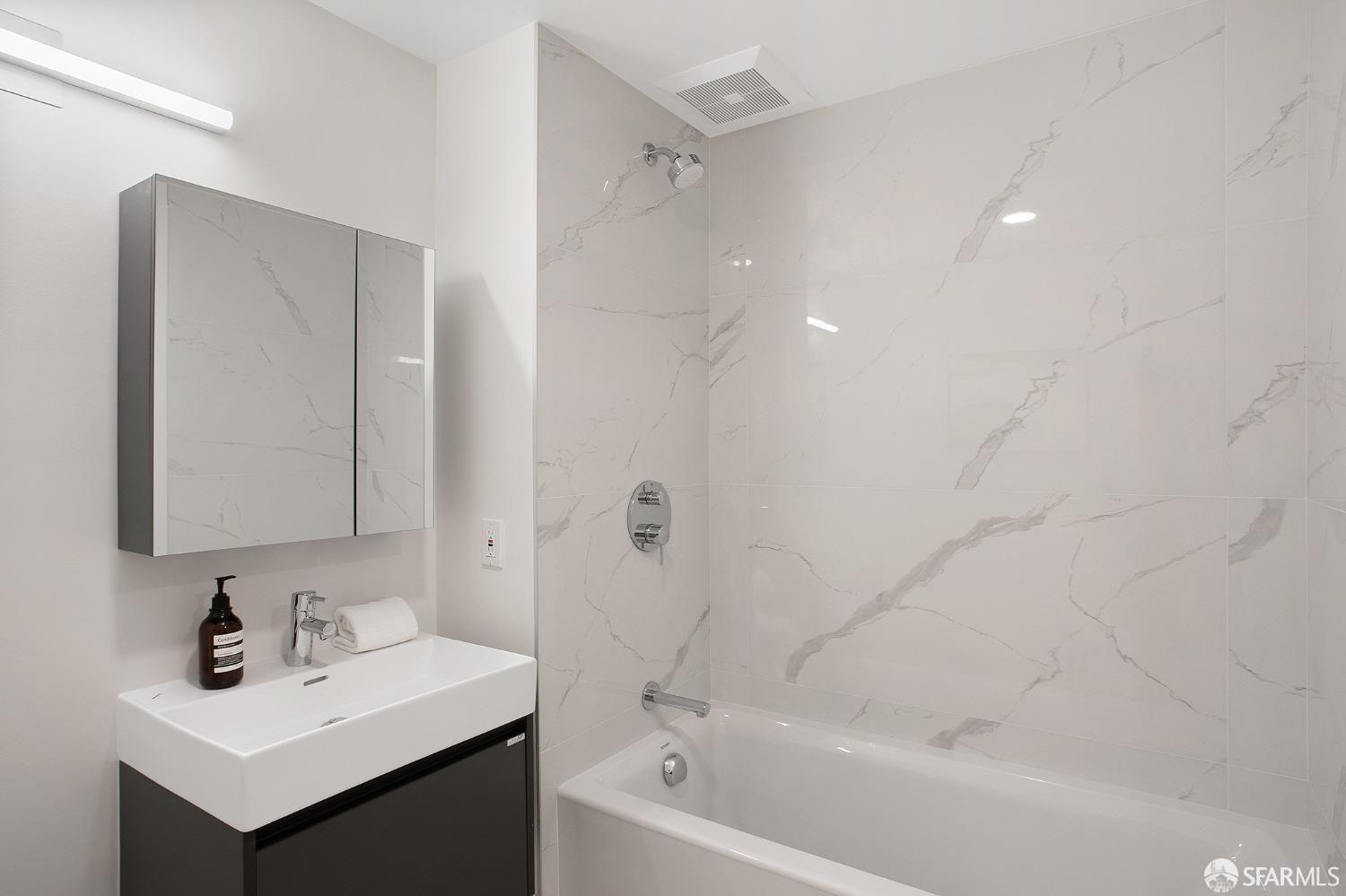 Detail Gallery Image 10 of 20 For 915 North Point St #J3,  San Francisco,  CA 94109 - 3 Beds | 2 Baths