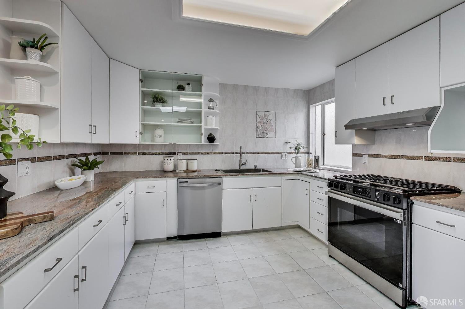 Detail Gallery Image 36 of 57 For 2826 Cabrillo St, San Francisco,  CA 94121 - 5 Beds | 5/1 Baths