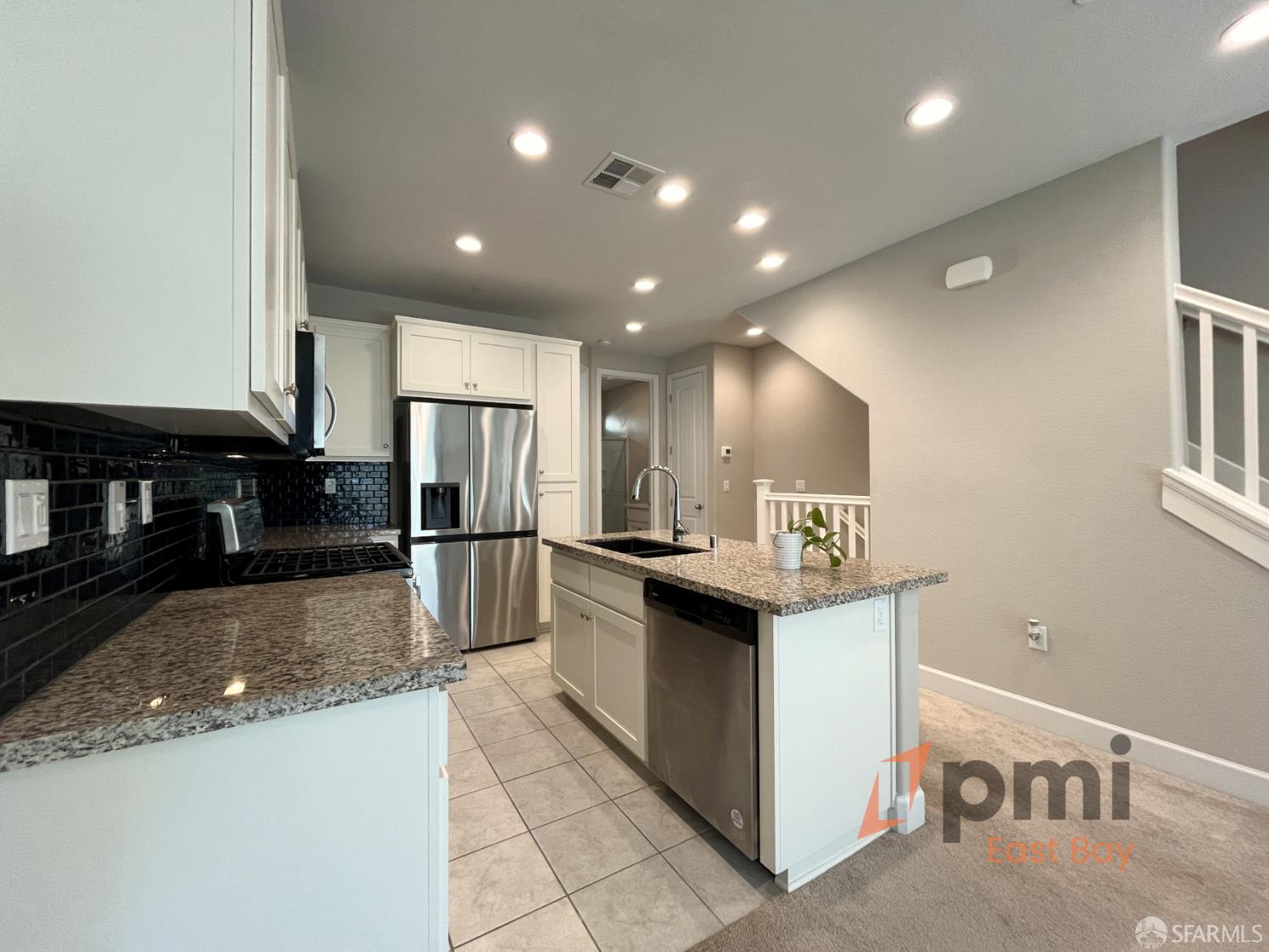 Detail Gallery Image 2 of 11 For 221 Laurel Knoll Dr, Martinez,  CA 94553 - 3 Beds | 3 Baths
