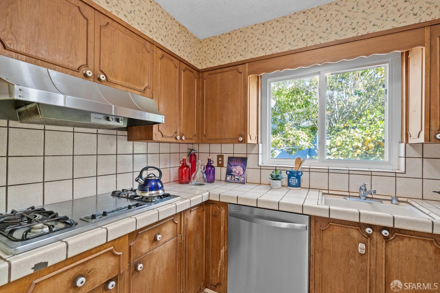 Detail Gallery Image 13 of 32 For 532 Vista Ct, Millbrae,  CA 94030 - 3 Beds | 2 Baths