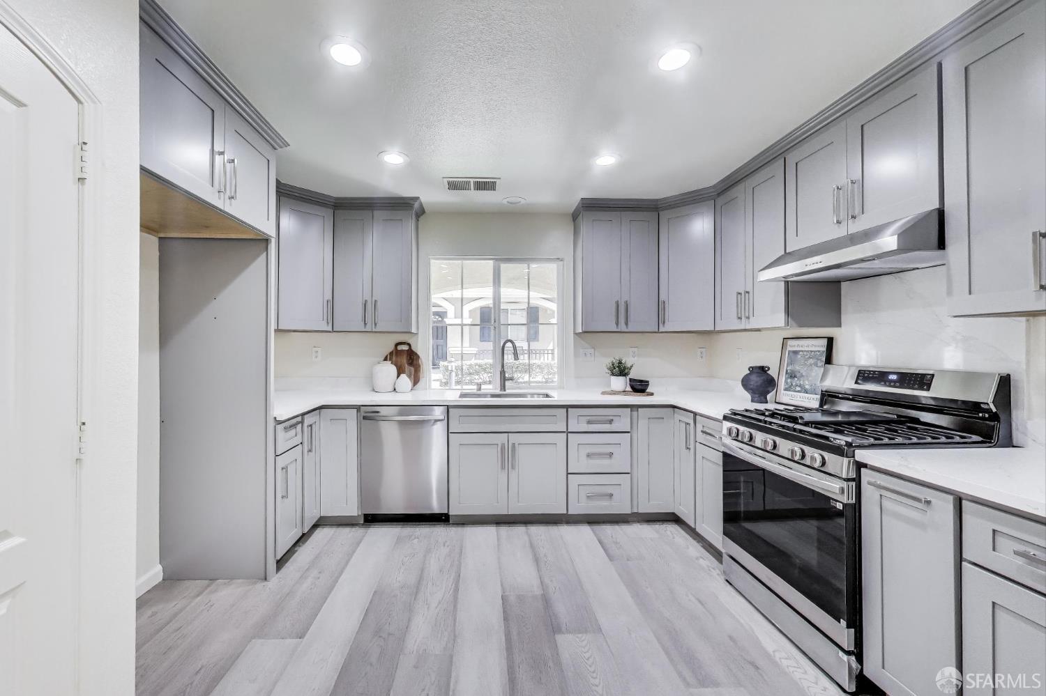 Detail Gallery Image 9 of 34 For 95 Olmsted Ct, Pittsburg,  CA 94565 - 5 Beds | 3 Baths