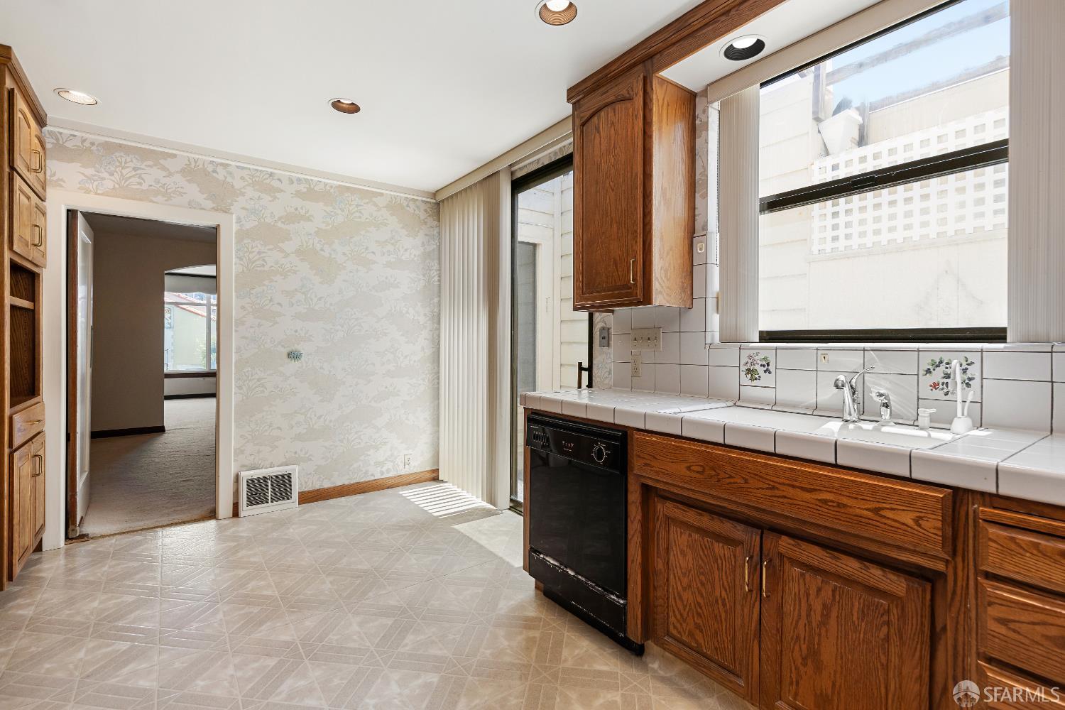 Detail Gallery Image 7 of 12 For 511 47th Ave, San Francisco,  CA 94121 - 2 Beds | 1/1 Baths