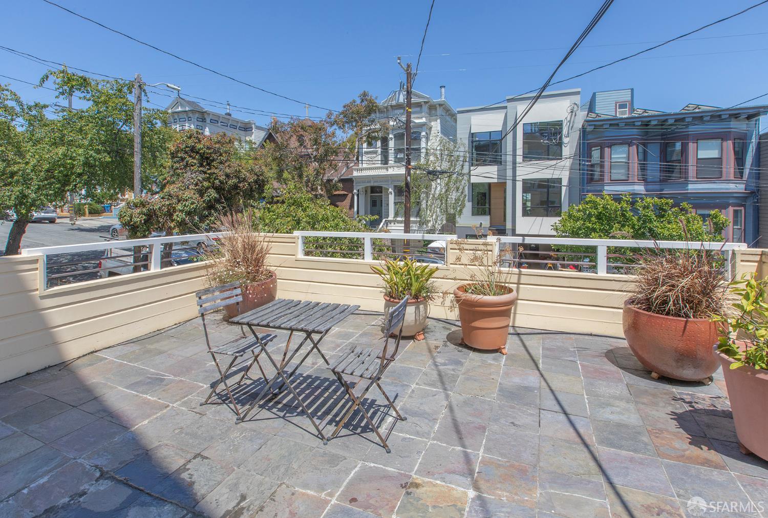 Detail Gallery Image 2 of 7 For 470 Fair Oaks St, San Francisco,  CA 94110 - 5 Beds | 3/1 Baths