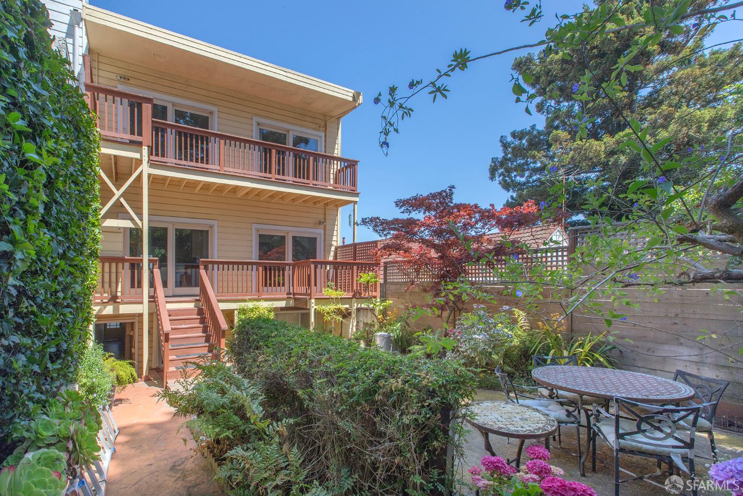 Detail Gallery Image 4 of 7 For 470 Fair Oaks St, San Francisco,  CA 94110 - 5 Beds | 3/1 Baths