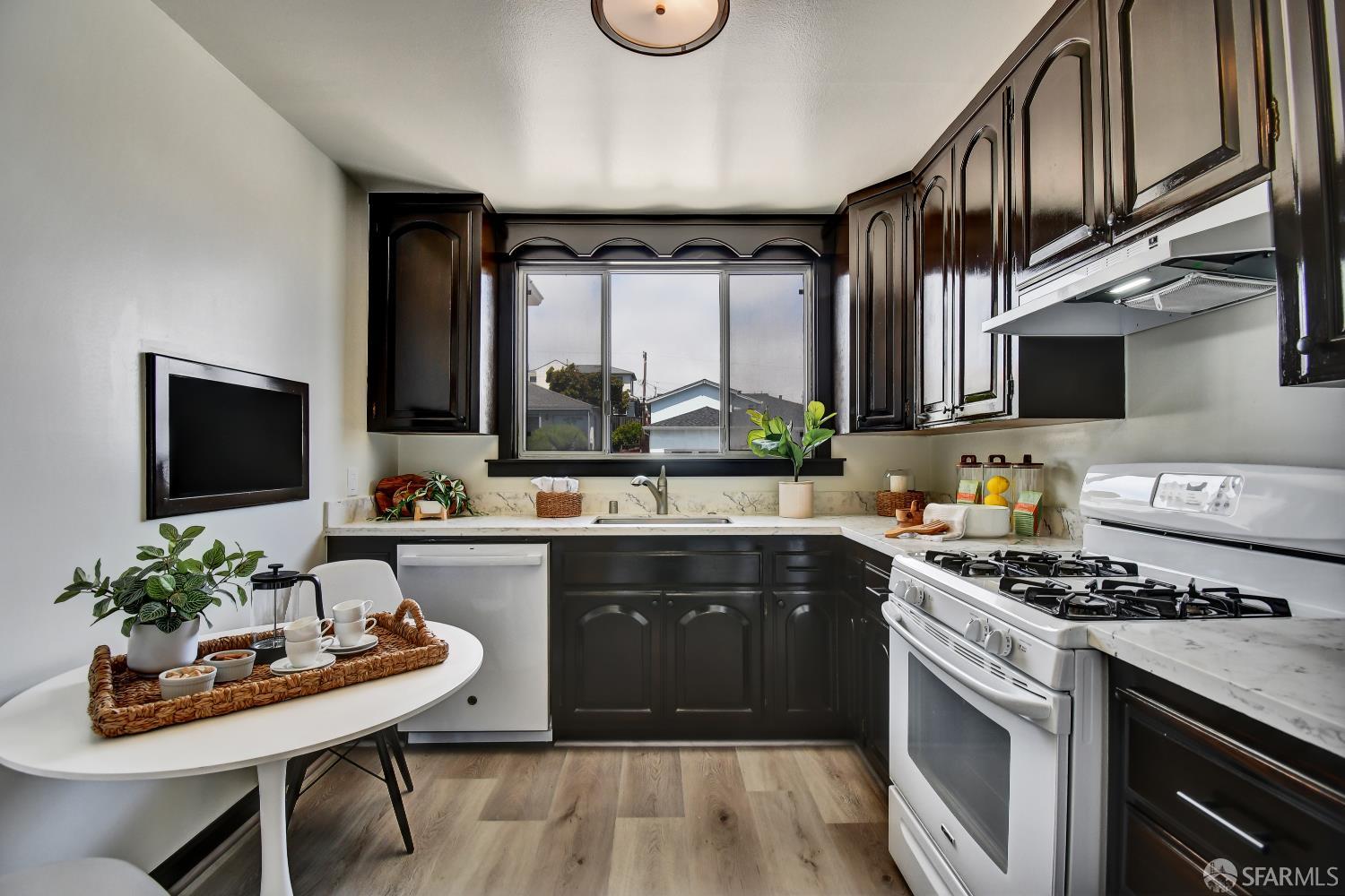 Detail Gallery Image 13 of 28 For 417 Wildwood Dr, South San Francisco,  CA 94080 - 3 Beds | 1 Baths