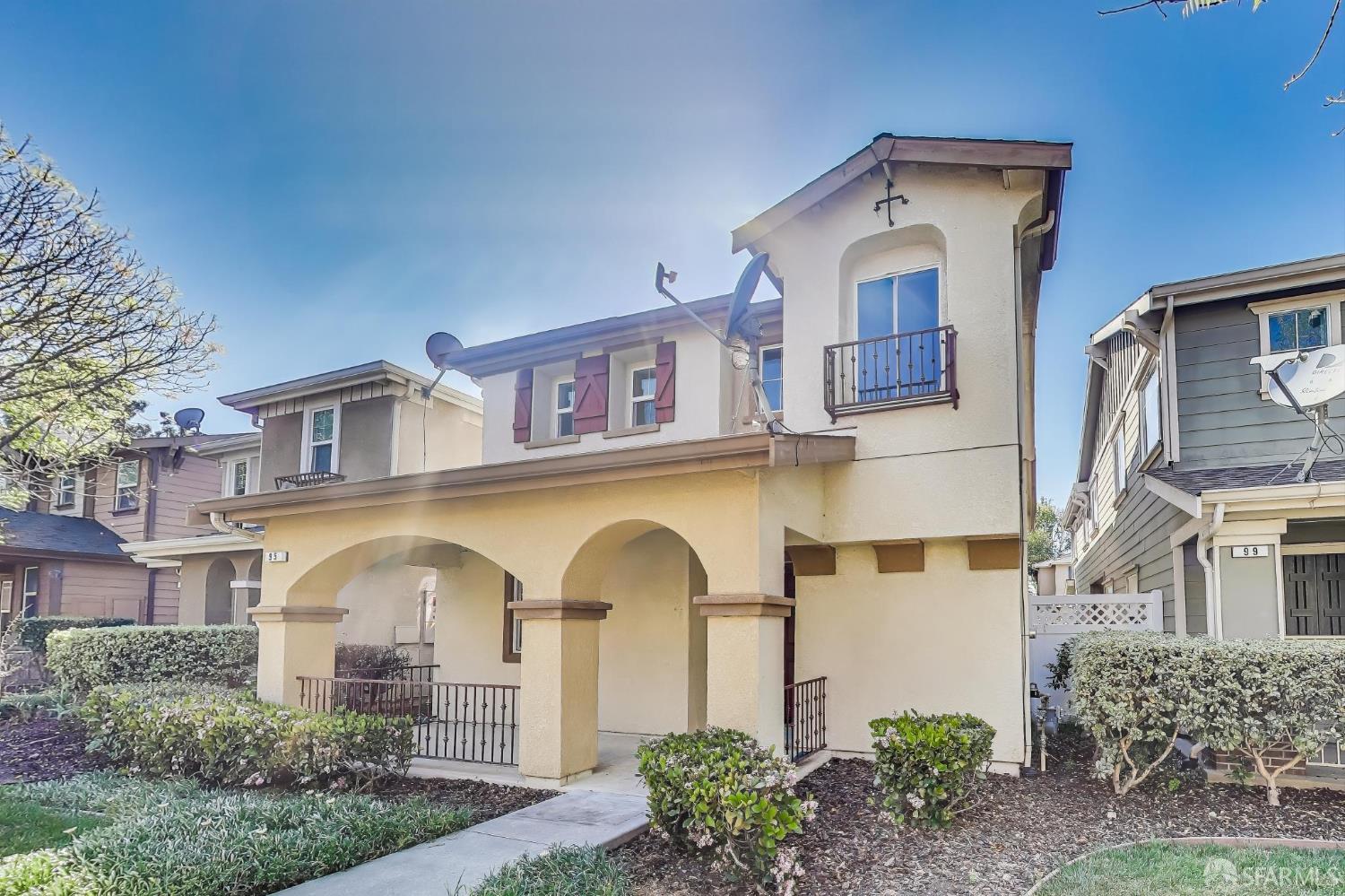 Detail Gallery Image 2 of 34 For 95 Olmsted Ct, Pittsburg,  CA 94565 - 5 Beds | 3 Baths