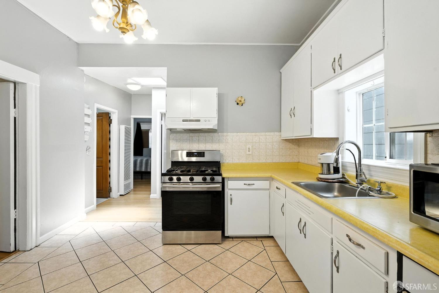Detail Gallery Image 7 of 39 For 715 Naples St, San Francisco,  CA 94112 - 3 Beds | 1 Baths