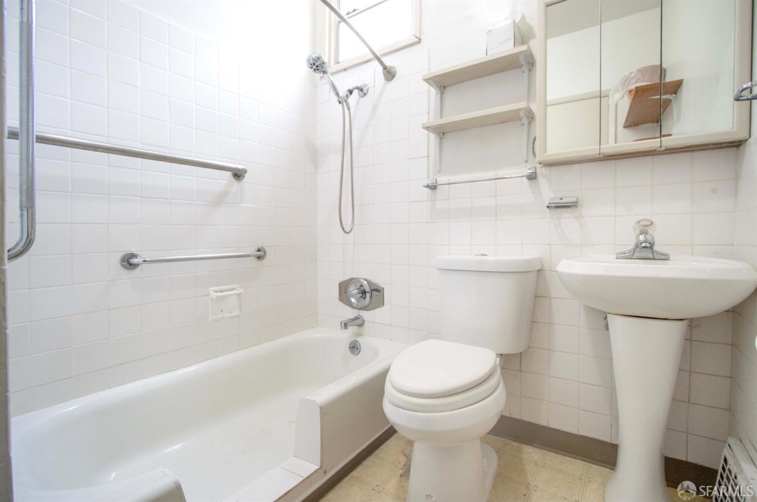 Detail Gallery Image 10 of 35 For 2567 Bryant St, San Francisco,  CA 94110 - 5 Beds | 2 Baths