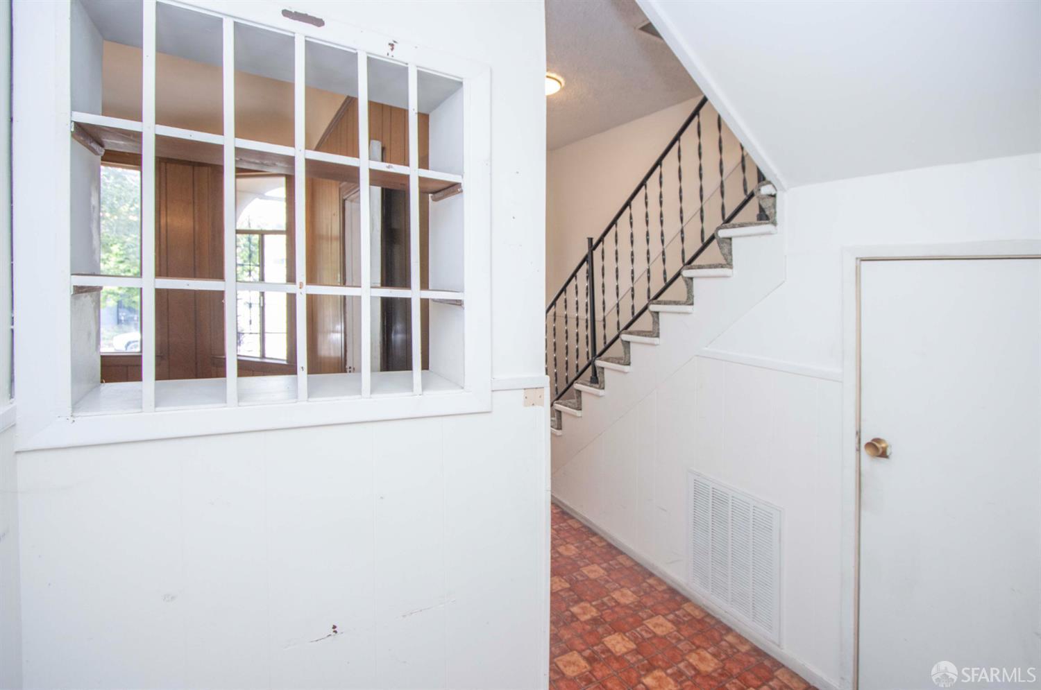 Detail Gallery Image 3 of 35 For 2567 Bryant St, San Francisco,  CA 94110 - 5 Beds | 2 Baths