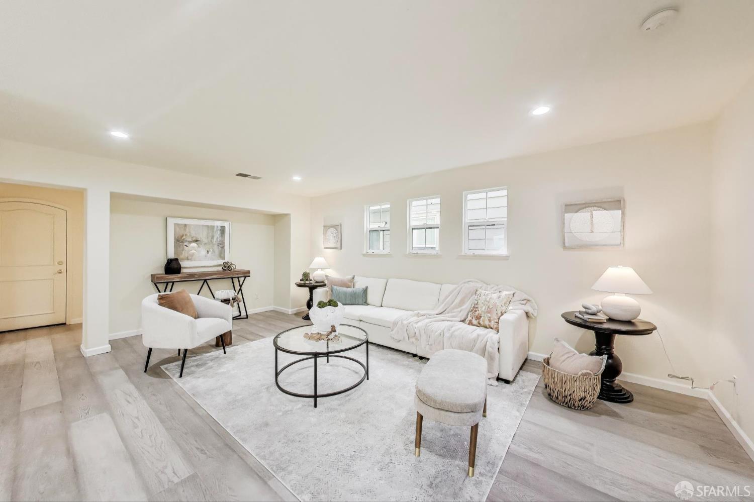 Detail Gallery Image 4 of 34 For 95 Olmsted Ct, Pittsburg,  CA 94565 - 5 Beds | 3 Baths