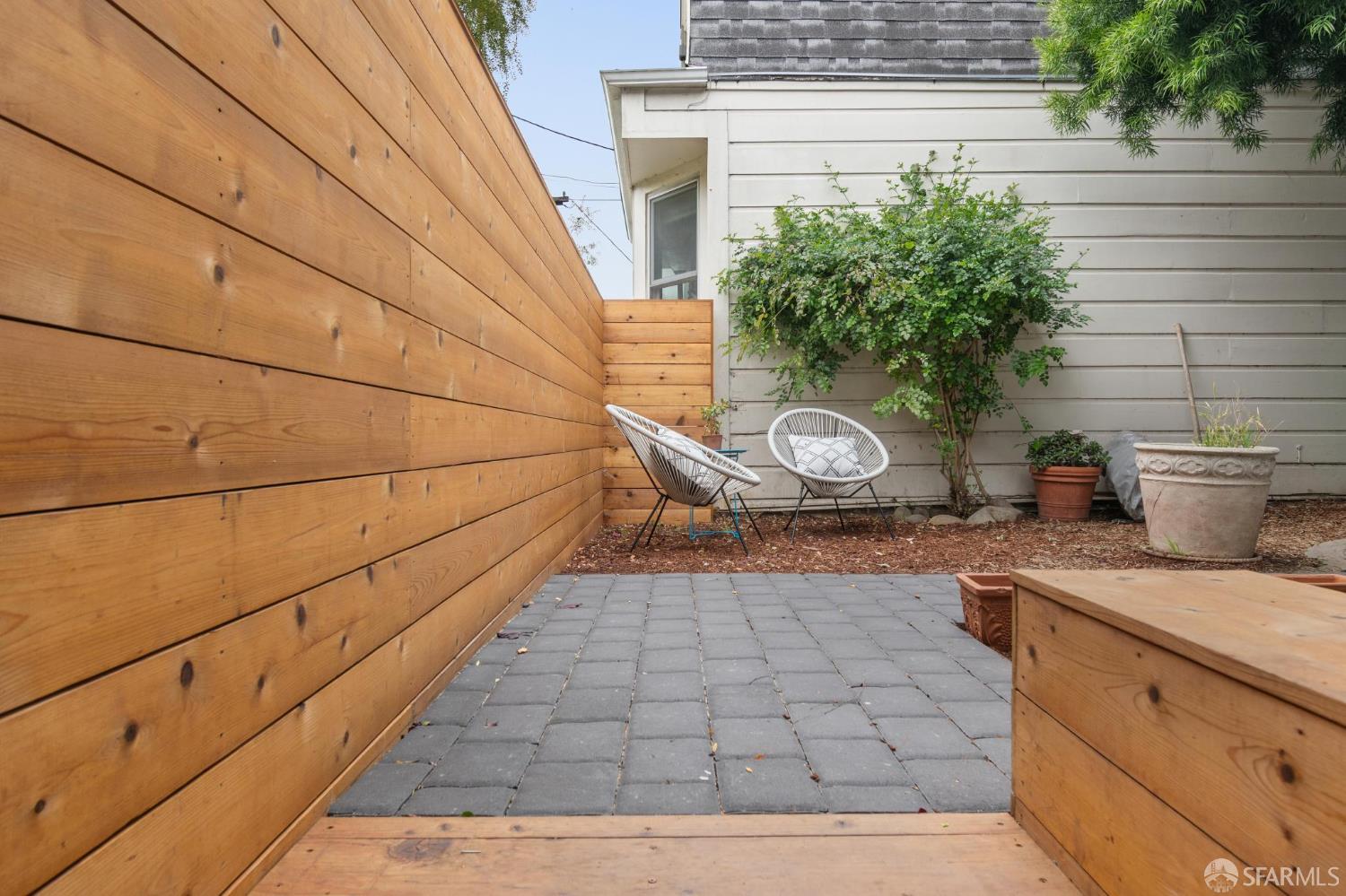 Detail Gallery Image 3 of 40 For 418 Anderson St, San Francisco,  CA 94110 - 2 Beds | 1 Baths