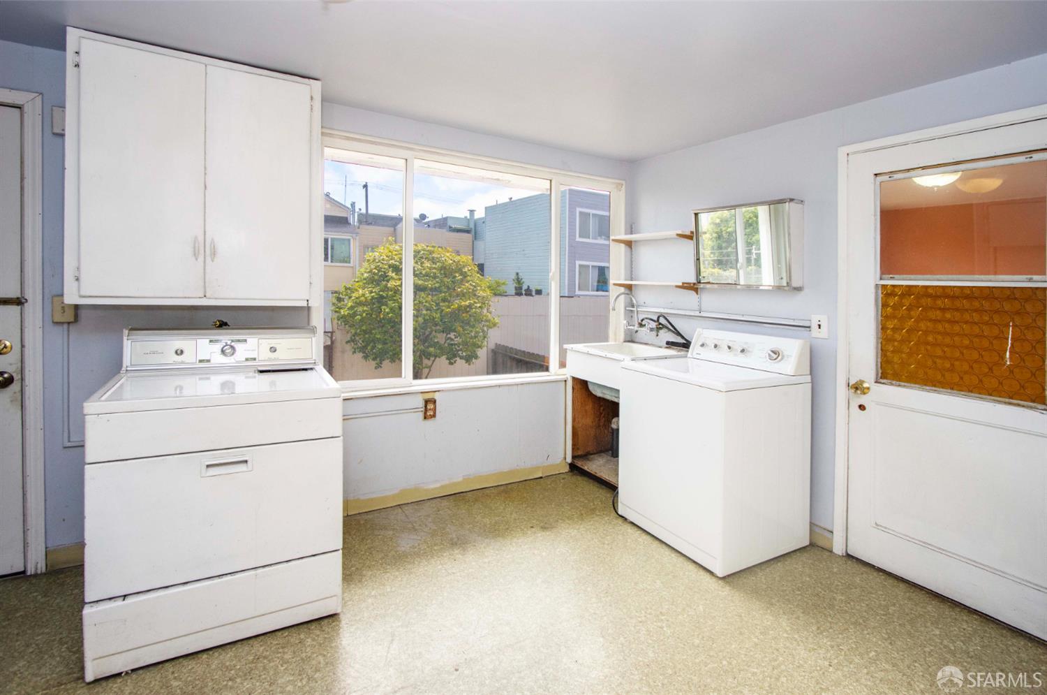 Detail Gallery Image 15 of 35 For 2567 Bryant St, San Francisco,  CA 94110 - 5 Beds | 2 Baths