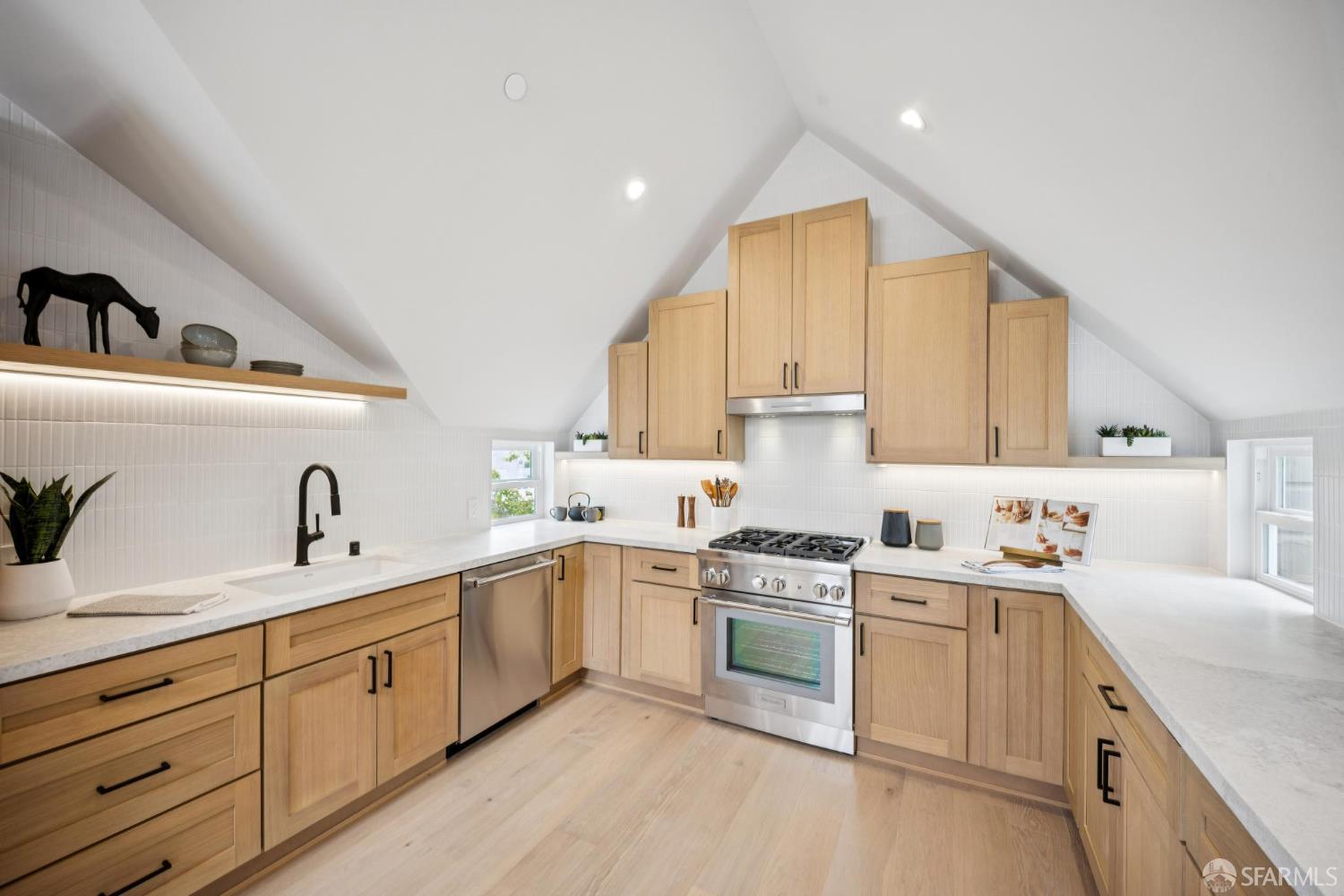 Photo #3: 425055639 Listing 