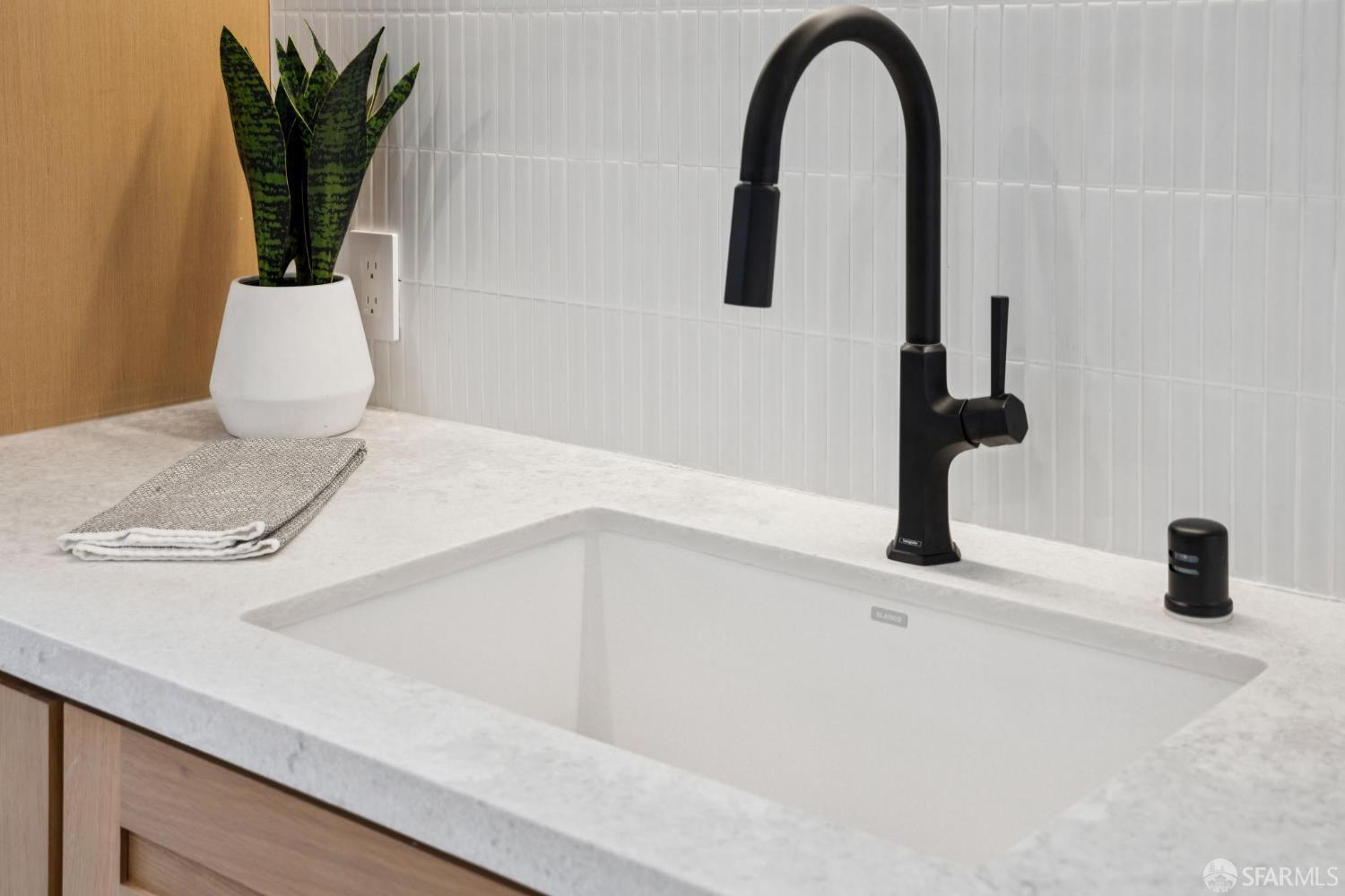 Photo #6: 425055639 Listing 