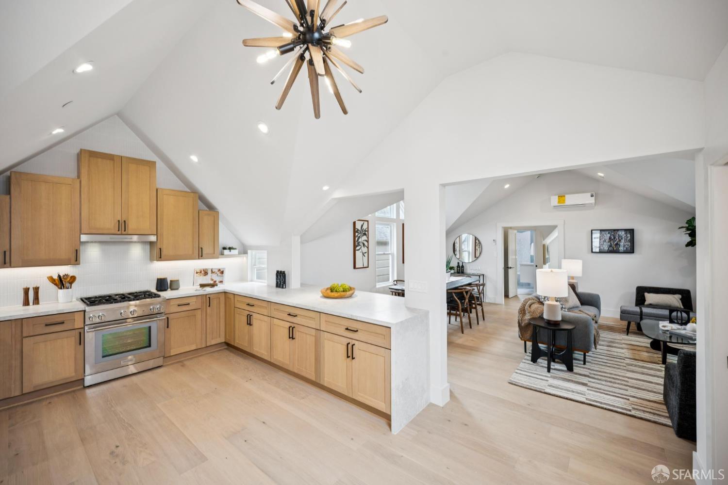 Photo #2: 425055639 Listing 