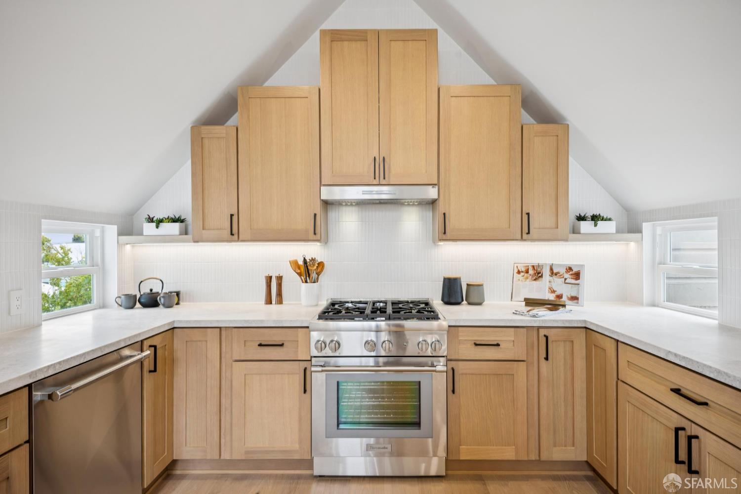 Photo #4: 425055639 Listing 