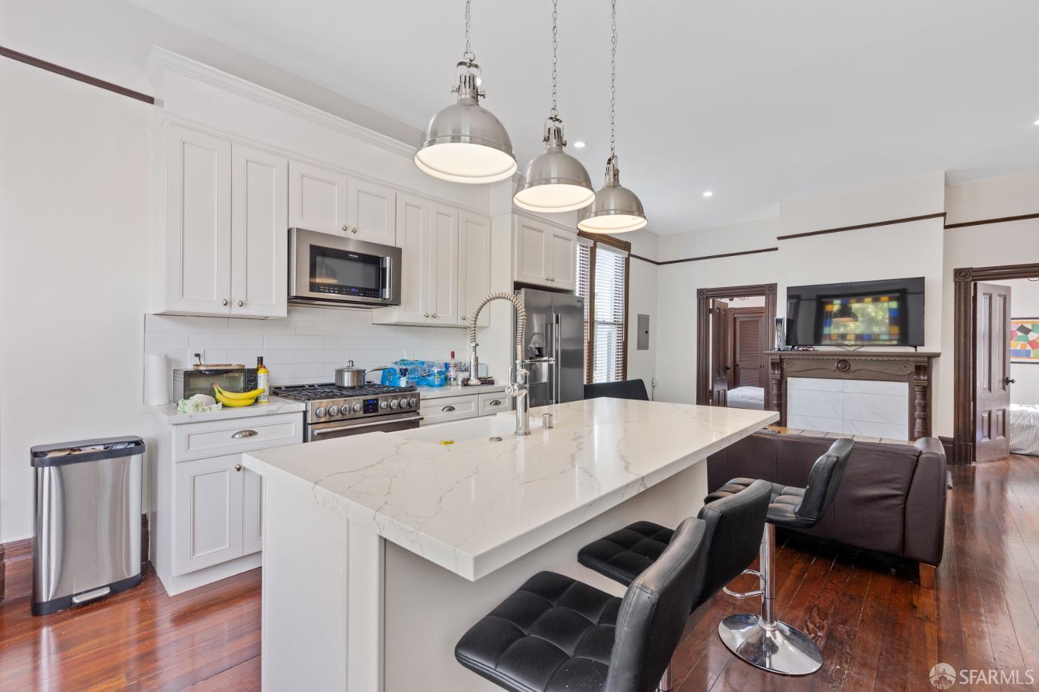 Detail Gallery Image 4 of 20 For 2215 Blake St a,  Berkeley,  CA 94704 - 2 Beds | 2/1 Baths