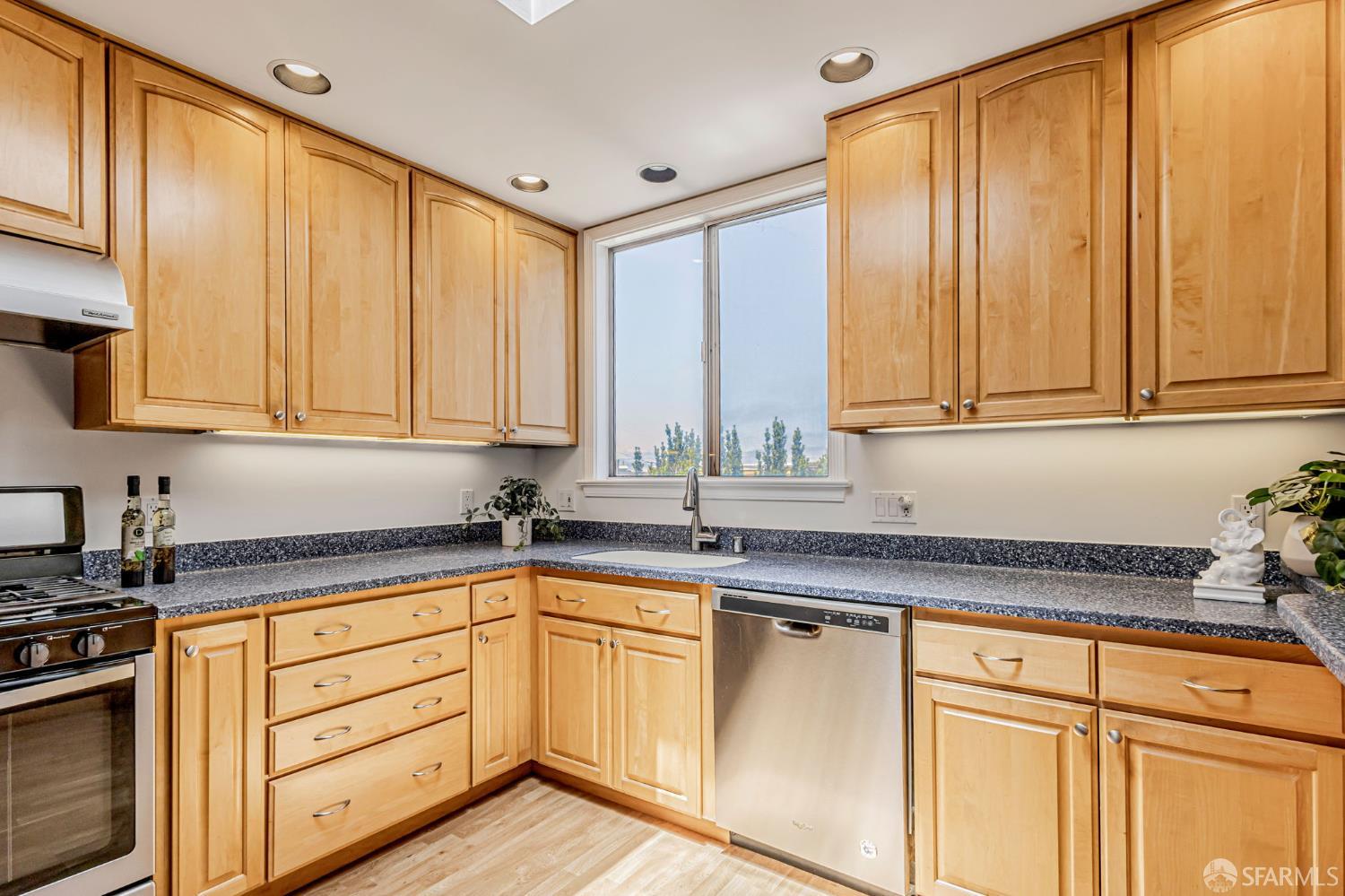 Detail Gallery Image 10 of 42 For 2930 Rivera St, San Francisco,  CA 94116 - 3 Beds | 3 Baths