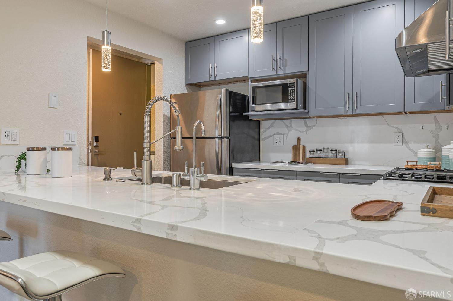 Detail Gallery Image 5 of 36 For 1396 El Camino Real #110,  Millbrae,  CA 94030 - 2 Beds | 2 Baths
