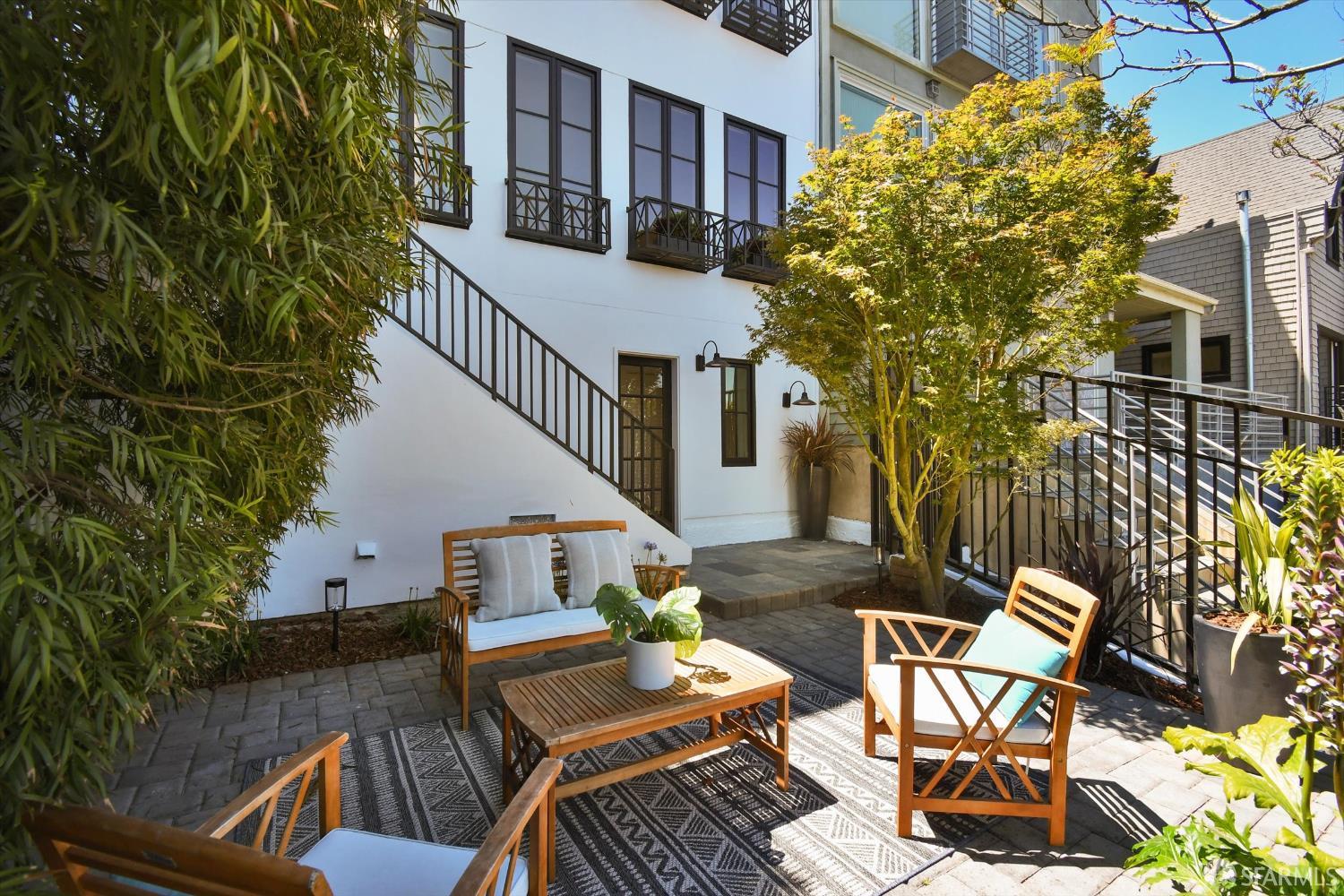 Detail Gallery Image 4 of 53 For 224 Twin Peaks Blvd, San Francisco,  CA 94114 - 3 Beds | 2/1 Baths