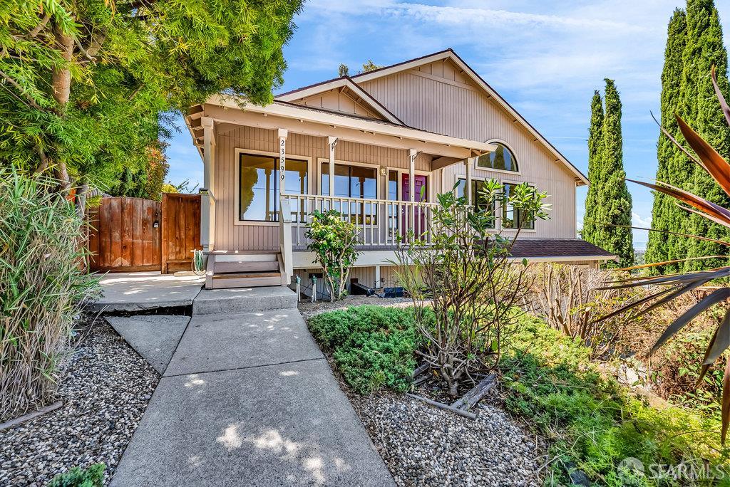 Detail Gallery Image 4 of 69 For 23599 Matthew Ct, Hayward,  CA 94541 - 3 Beds | 3 Baths