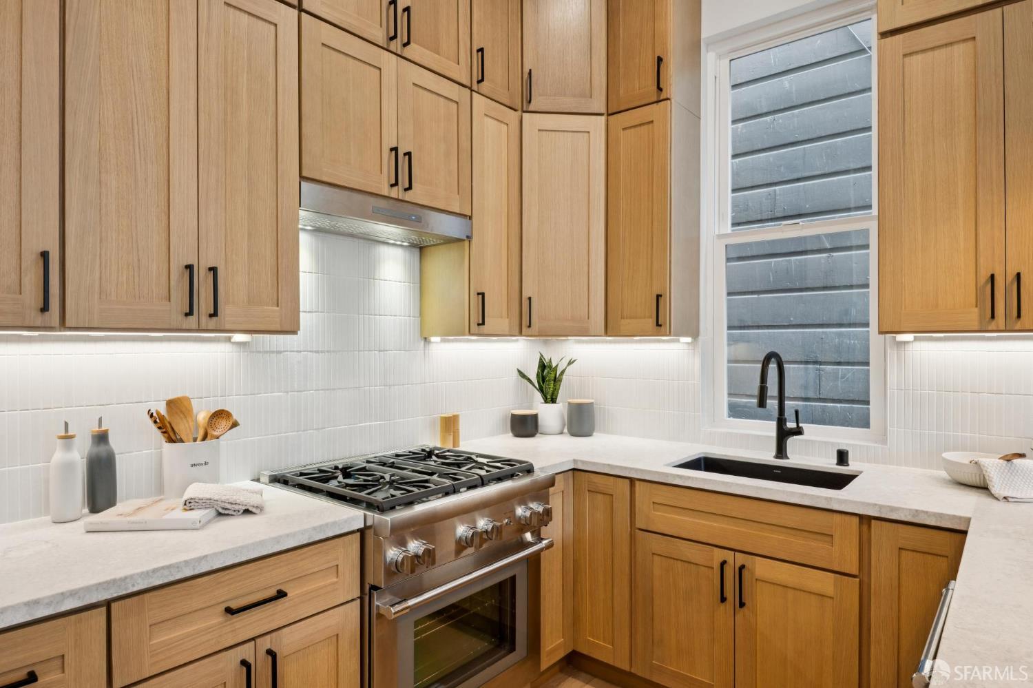 Detail Gallery Image 9 of 33 For 102 Baker St a,  San Francisco,  CA 94117 - 3 Beds | 3/1 Baths