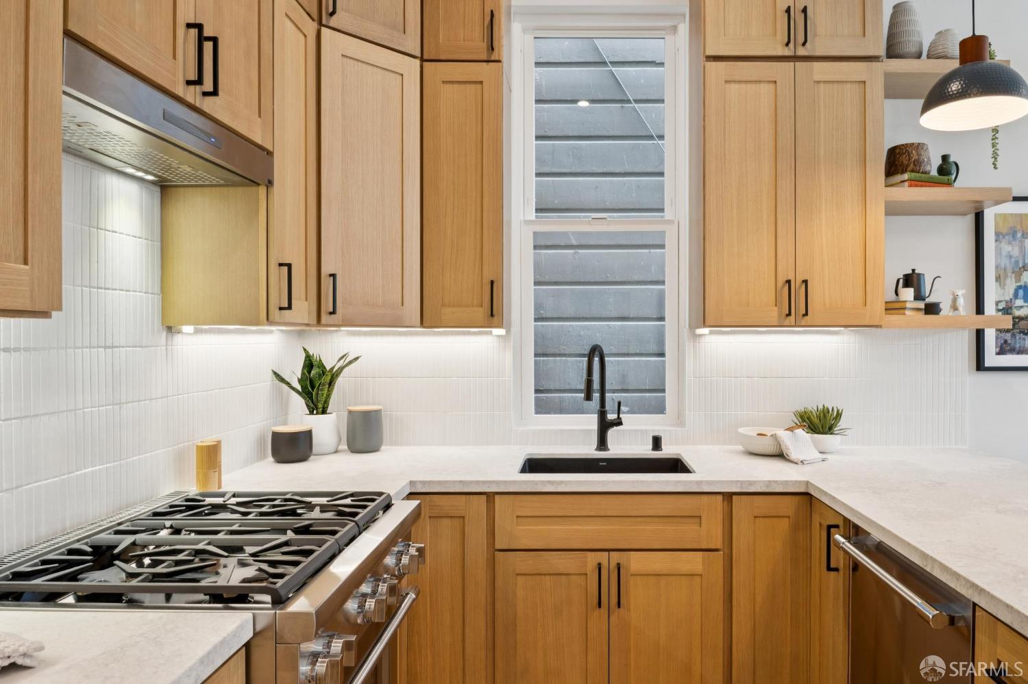Detail Gallery Image 10 of 33 For 102 Baker St a,  San Francisco,  CA 94117 - 3 Beds | 3/1 Baths
