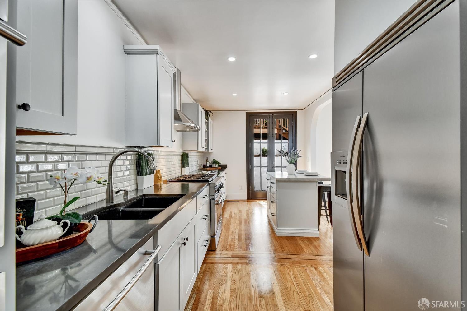 Detail Gallery Image 20 of 53 For 224 Twin Peaks Blvd, San Francisco,  CA 94114 - 3 Beds | 2/1 Baths