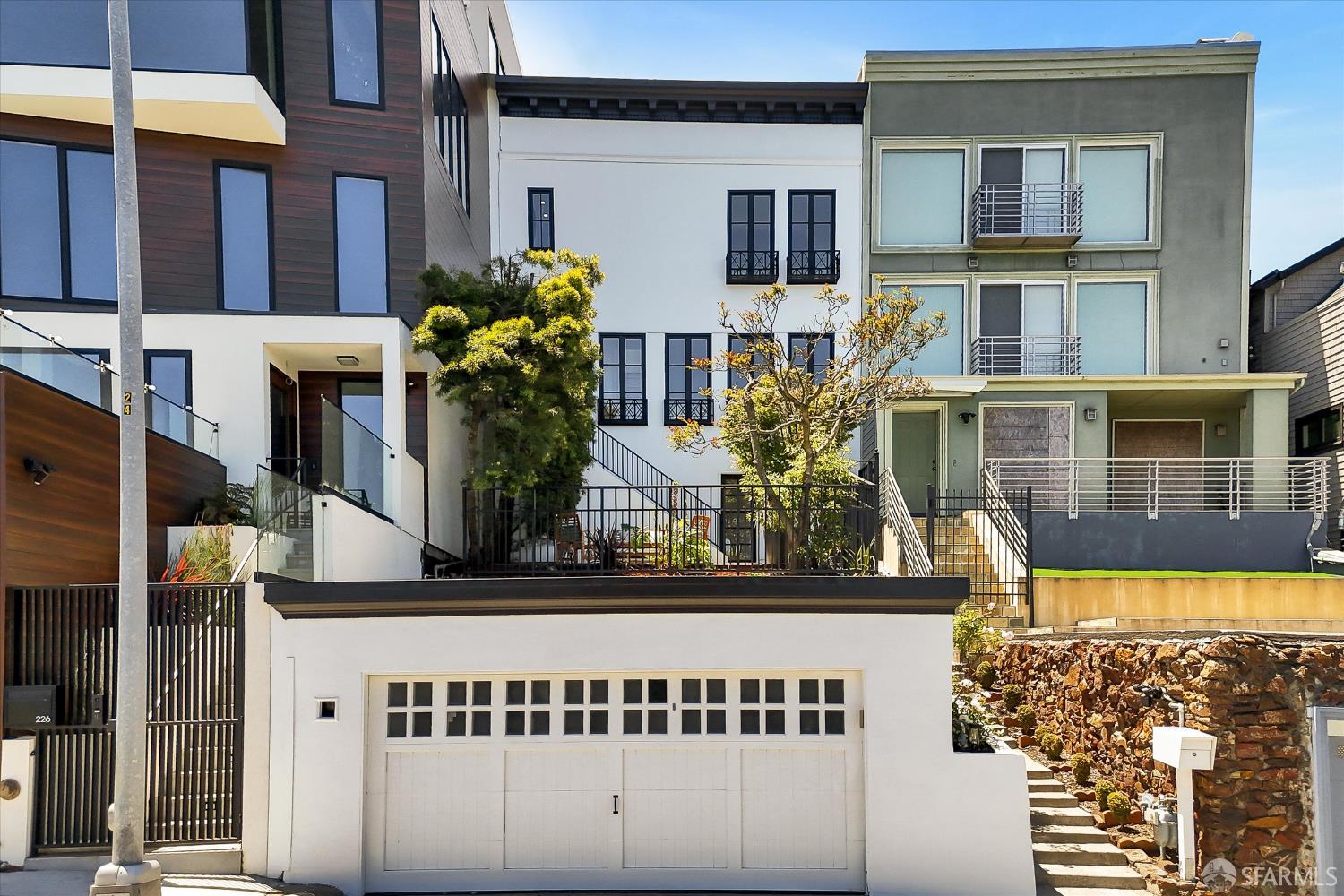 Detail Gallery Image 2 of 53 For 224 Twin Peaks Blvd, San Francisco,  CA 94114 - 3 Beds | 2/1 Baths