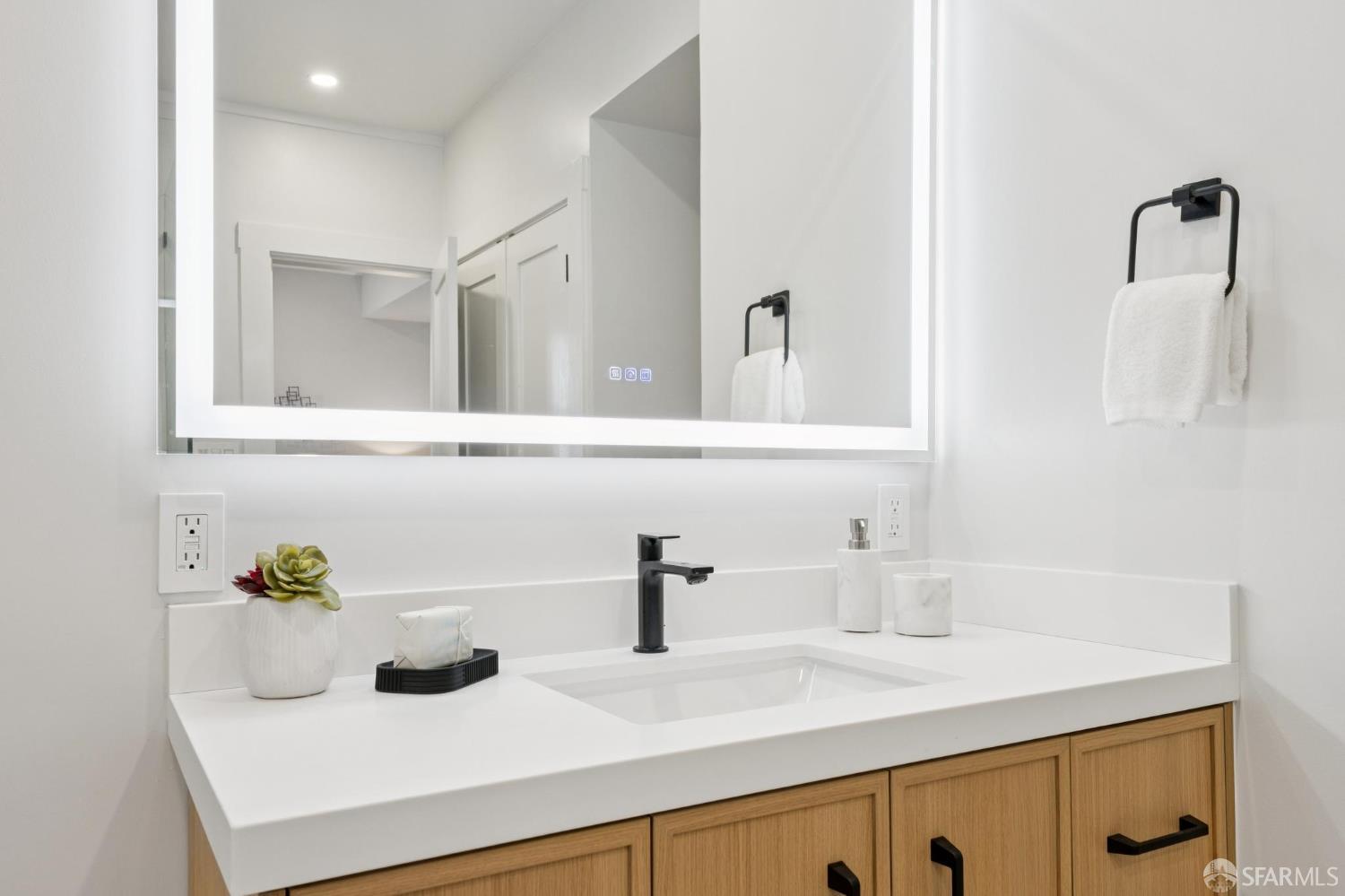 Detail Gallery Image 26 of 33 For 102 Baker St a,  San Francisco,  CA 94117 - 3 Beds | 3/1 Baths