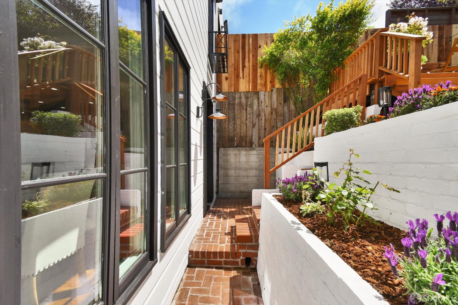 Detail Gallery Image 38 of 53 For 224 Twin Peaks Blvd, San Francisco,  CA 94114 - 3 Beds | 2/1 Baths