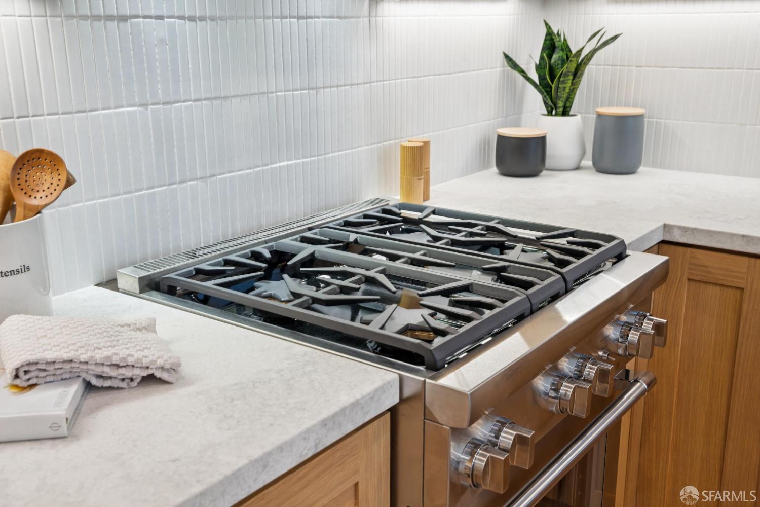 Detail Gallery Image 11 of 33 For 102 Baker St a,  San Francisco,  CA 94117 - 3 Beds | 3/1 Baths