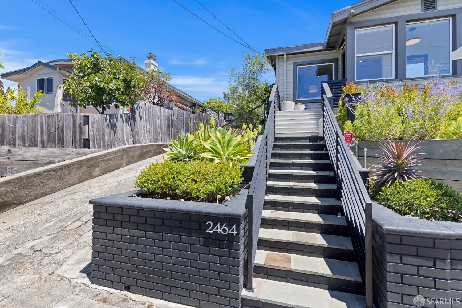 Detail Gallery Image 2 of 40 For 2464 Alida St, Oakland,  CA 95602 - 3 Beds | 2/1 Baths