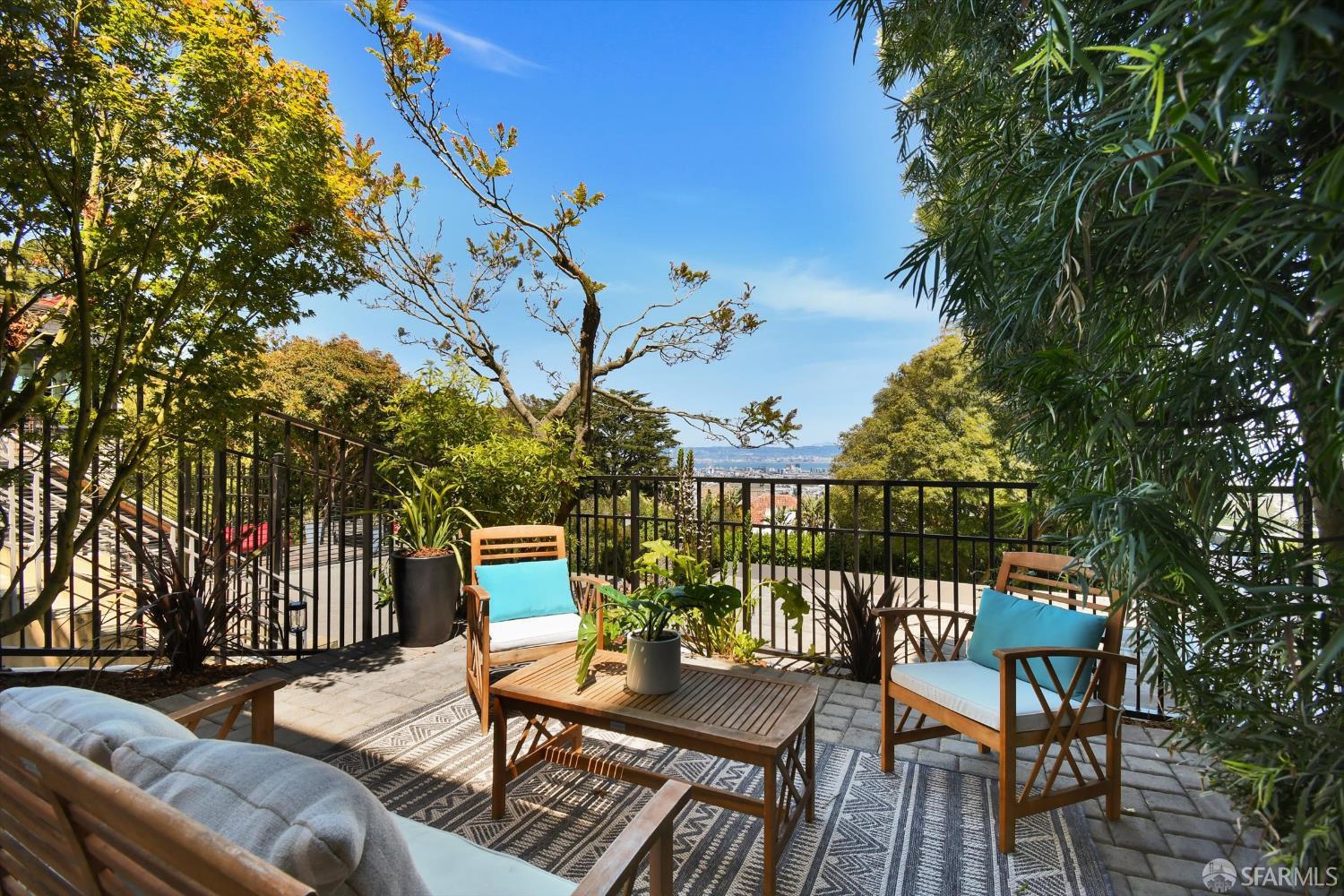 Detail Gallery Image 3 of 53 For 224 Twin Peaks Blvd, San Francisco,  CA 94114 - 3 Beds | 2/1 Baths