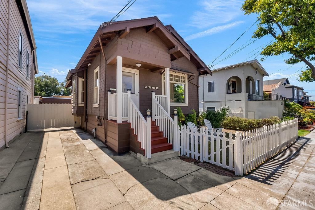 Detail Gallery Image 3 of 71 For 1252 Pearl St, Alameda,  CA 94501 - 1 Beds | 3 Baths