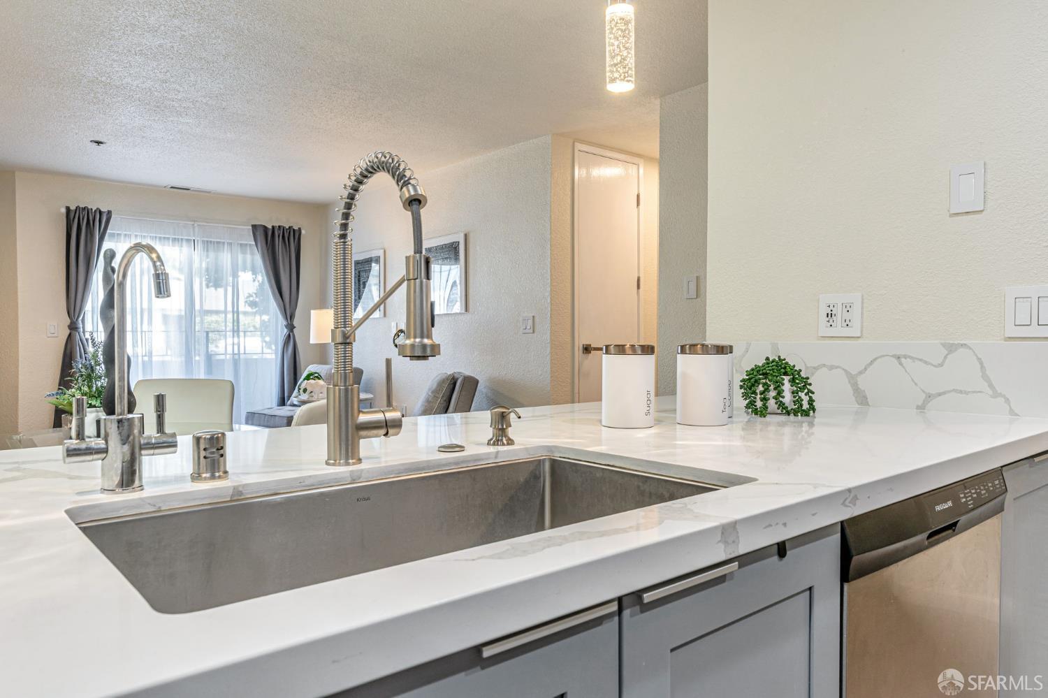 Detail Gallery Image 4 of 36 For 1396 El Camino Real #110,  Millbrae,  CA 94030 - 2 Beds | 2 Baths