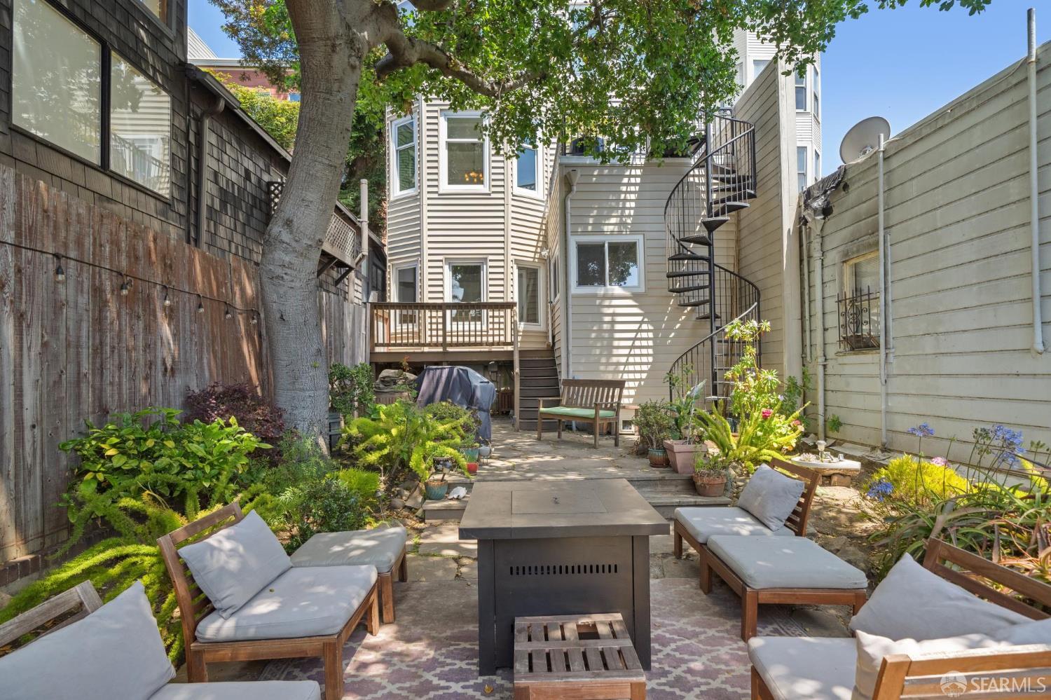 Detail Gallery Image 8 of 67 For 1125 Leavenworth St, San Francisco,  CA 94109 - 4 Beds | 3 Baths