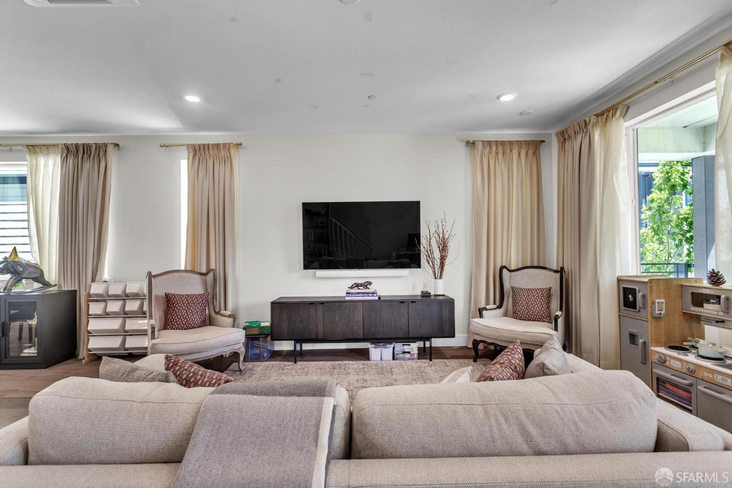 Detail Gallery Image 6 of 37 For 2821 San Jacinto Ln, Alameda,  CA 94501 - 4 Beds | 3/1 Baths