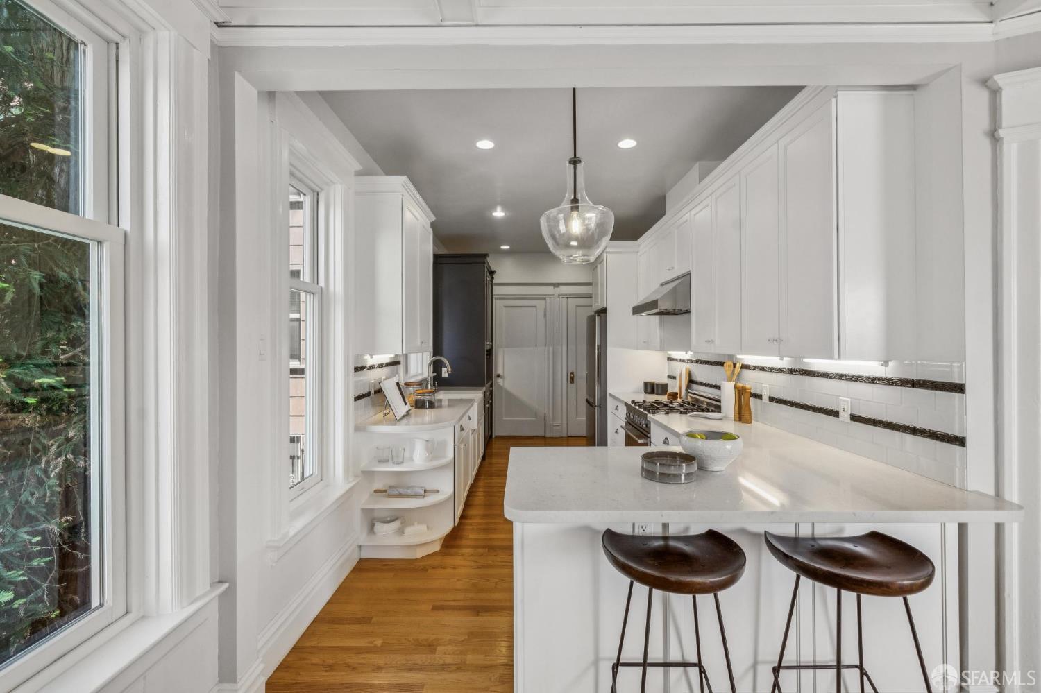 Detail Gallery Image 22 of 67 For 1125 Leavenworth St, San Francisco,  CA 94109 - 4 Beds | 3 Baths
