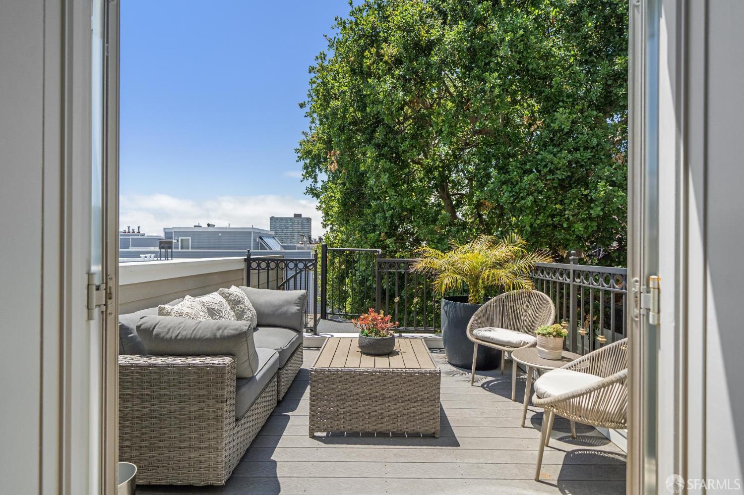 Detail Gallery Image 5 of 67 For 1125 Leavenworth St, San Francisco,  CA 94109 - 4 Beds | 3 Baths