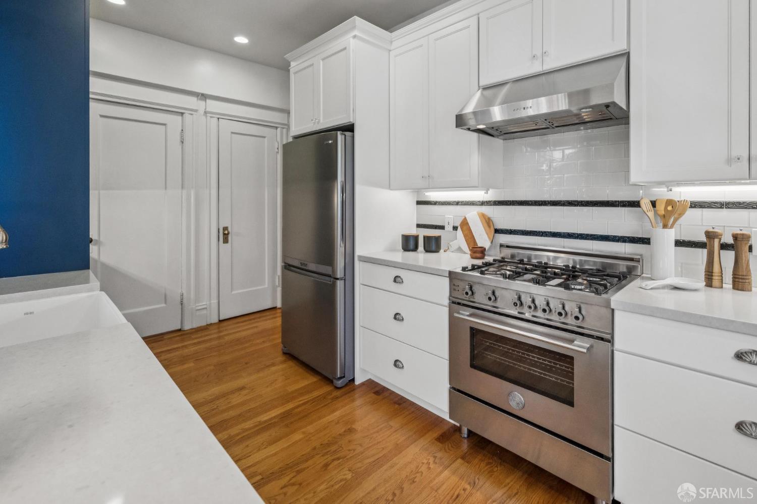 Detail Gallery Image 27 of 67 For 1125 Leavenworth St, San Francisco,  CA 94109 - 4 Beds | 3 Baths