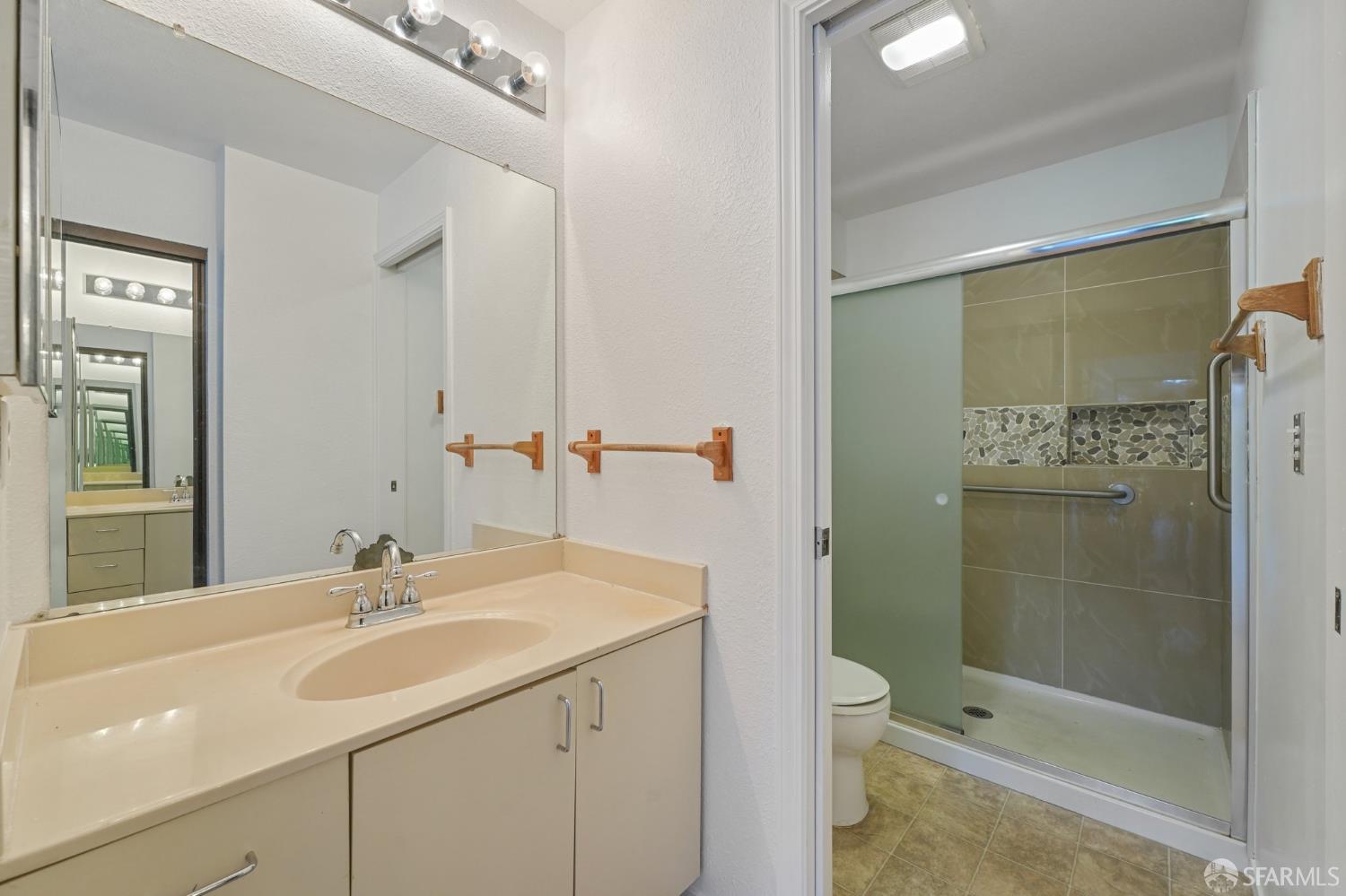 Detail Gallery Image 8 of 31 For 920 Mission Rd #15,  South San Francisco,  CA 94080 - 2 Beds | 2 Baths