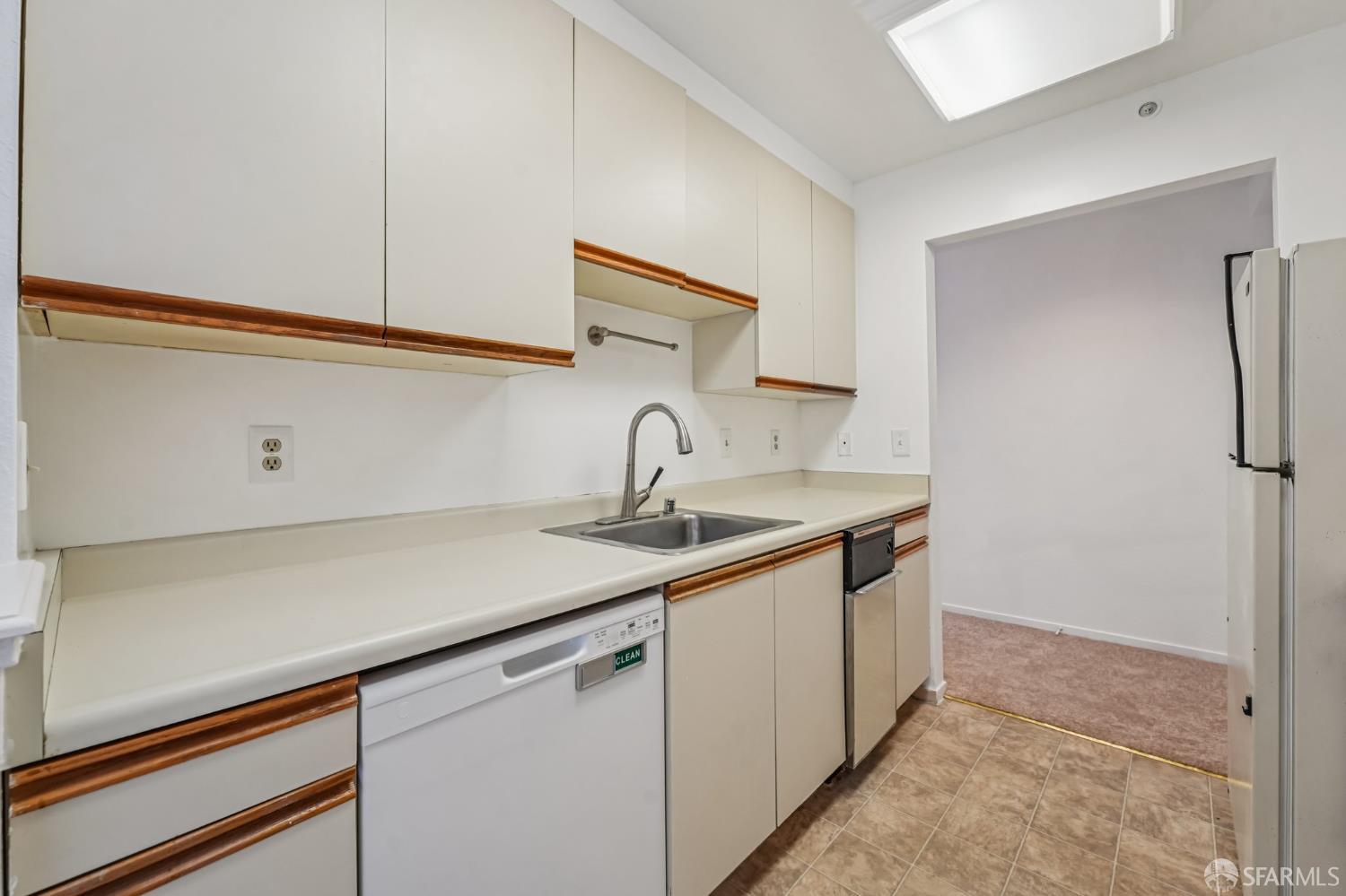 Detail Gallery Image 3 of 31 For 920 Mission Rd #15,  South San Francisco,  CA 94080 - 2 Beds | 2 Baths