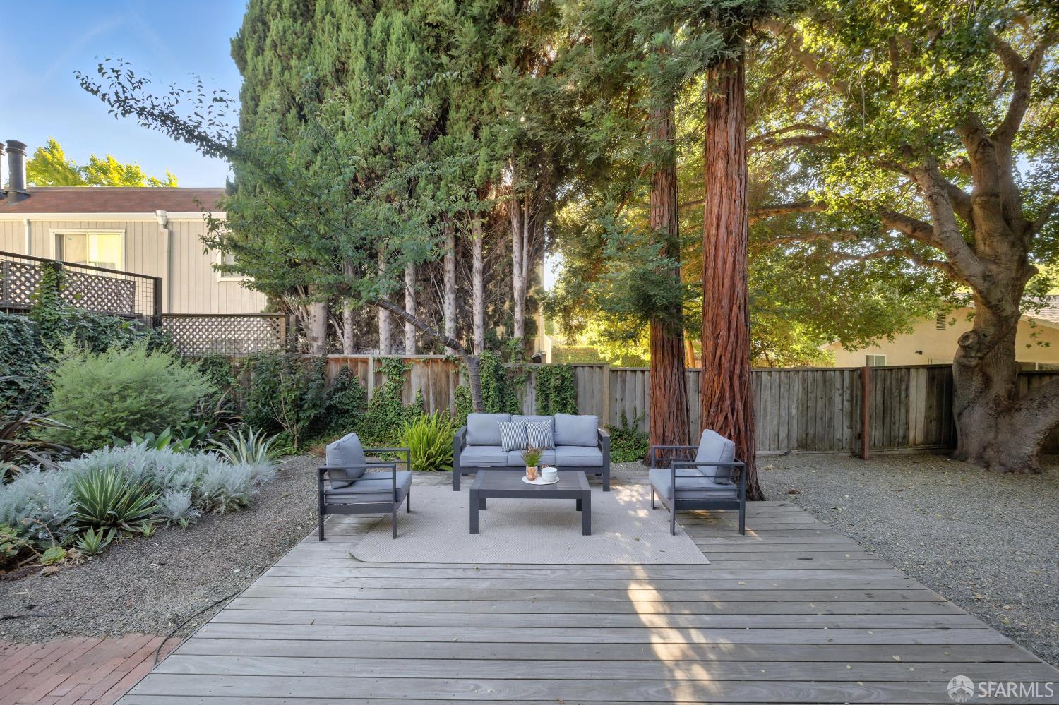 Detail Gallery Image 5 of 36 For 206 Donohoe St, East Palo Alto,  CA 94303 - 3 Beds | 3 Baths