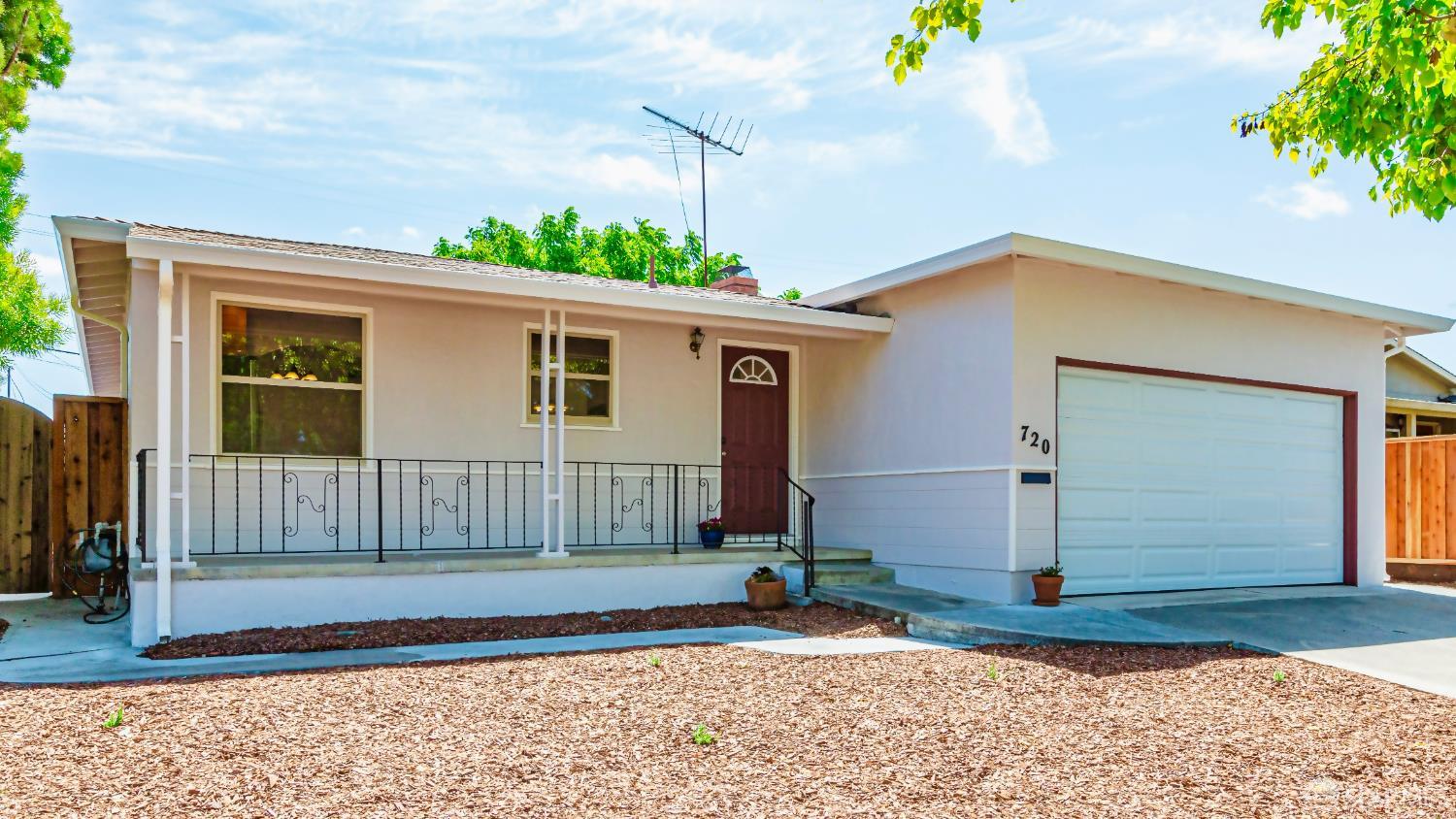 Detail Gallery Image 1 of 26 For 720 Santa Paula Ave, Sunnyvale,  CA 94085 - 3 Beds | 1/1 Baths