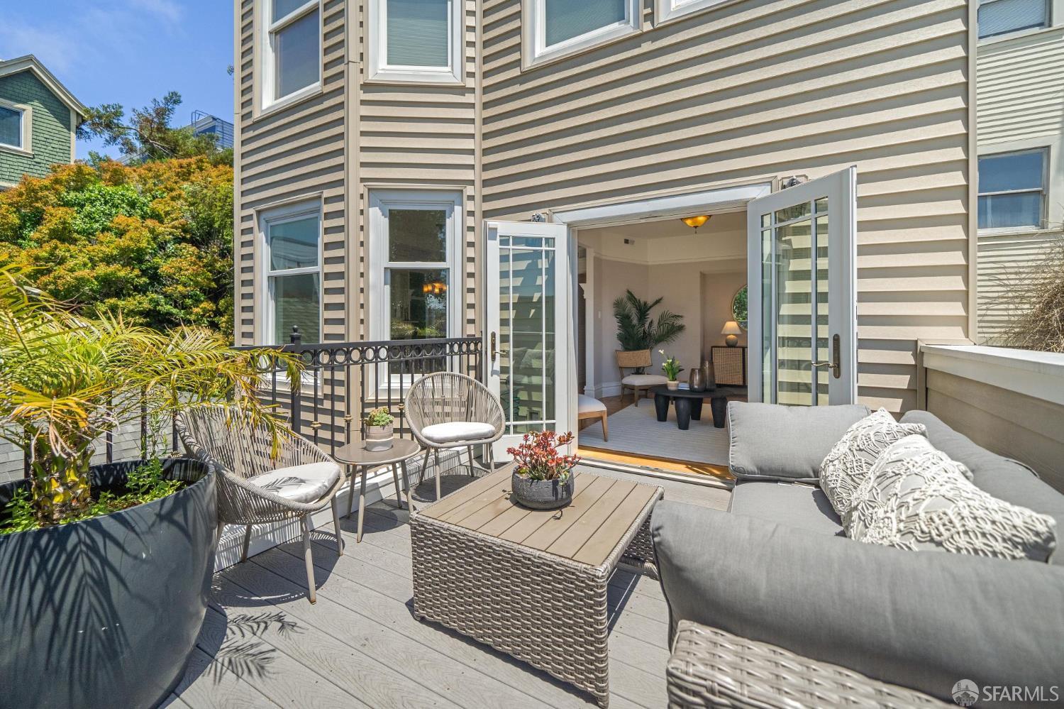 Detail Gallery Image 9 of 67 For 1125 Leavenworth St, San Francisco,  CA 94109 - 4 Beds | 3 Baths