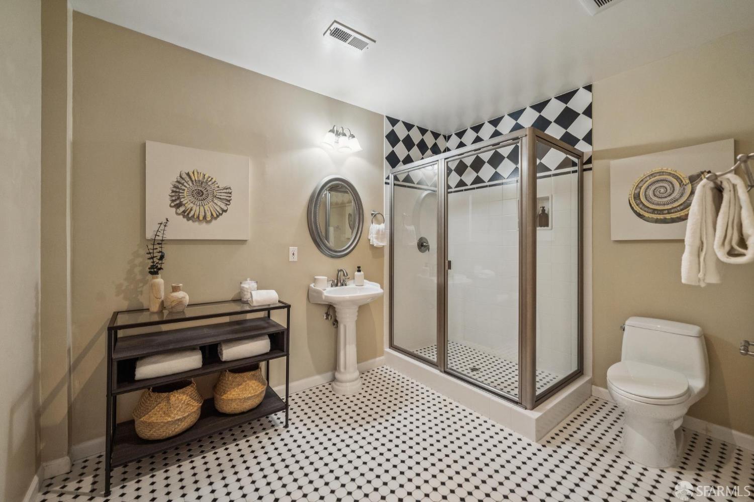 Detail Gallery Image 57 of 67 For 1125 Leavenworth St, San Francisco,  CA 94109 - 4 Beds | 3 Baths