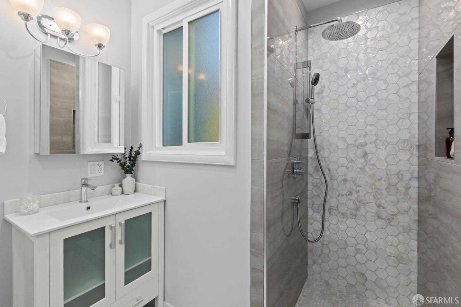 Detail Gallery Image 15 of 98 For 939 Innes Ave, San Francisco,  CA 94124 - 2 Beds | 2 Baths