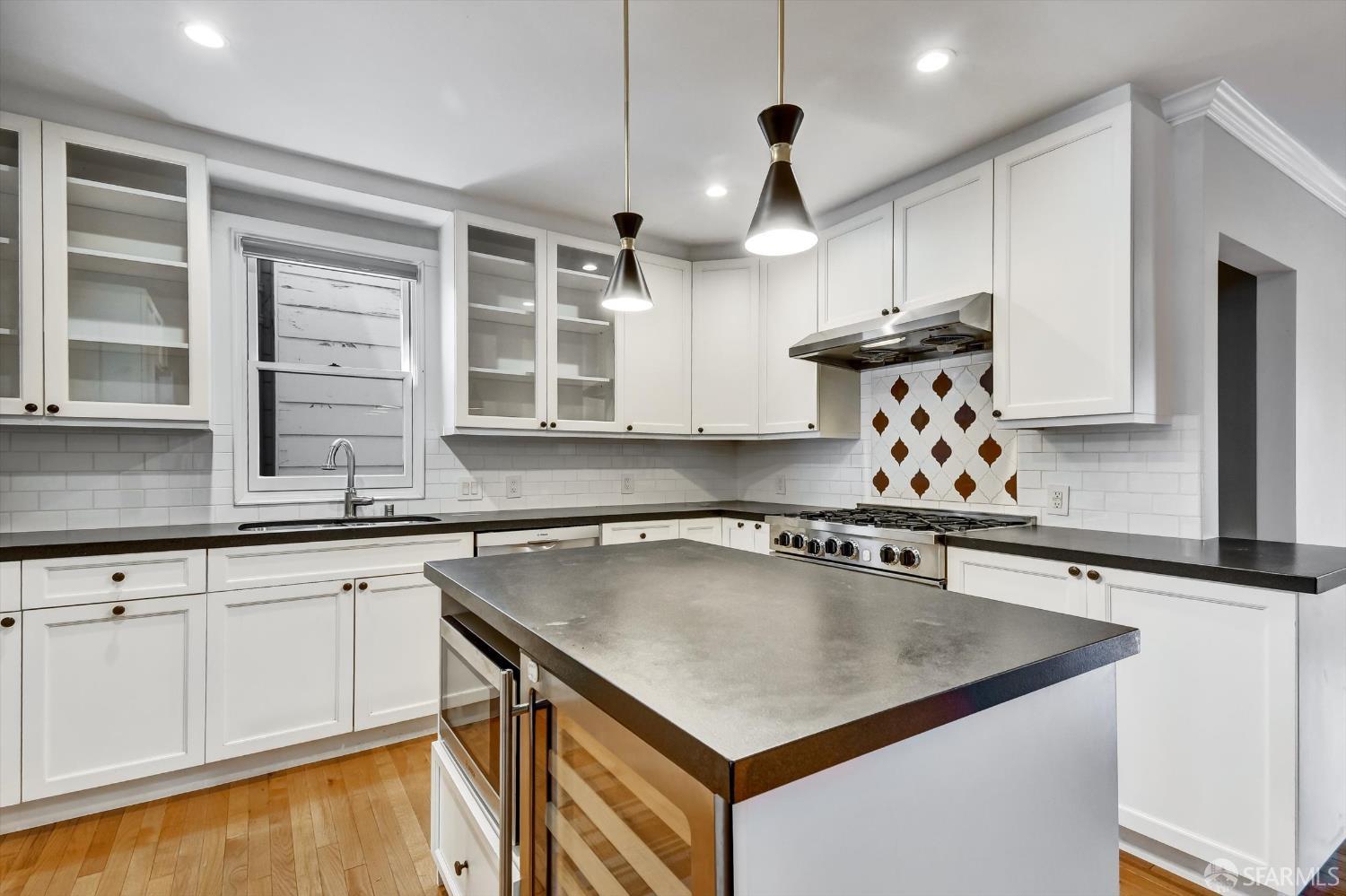 Detail Gallery Image 33 of 55 For 1258 York St, San Francisco,  CA 94110 - 3 Beds | 2/1 Baths